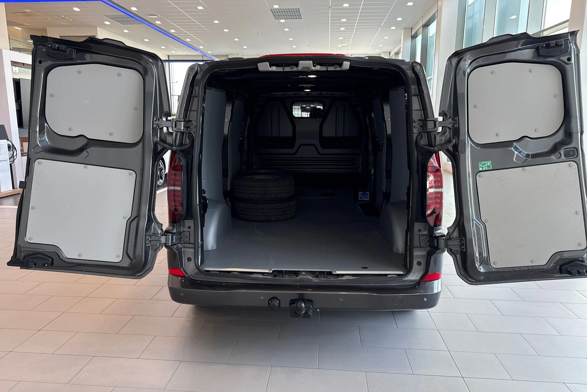 harmaa Volkswagen Transporter 2025 kuva 13.