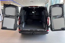 harmaa Volkswagen Transporter 2025 kuva 13.