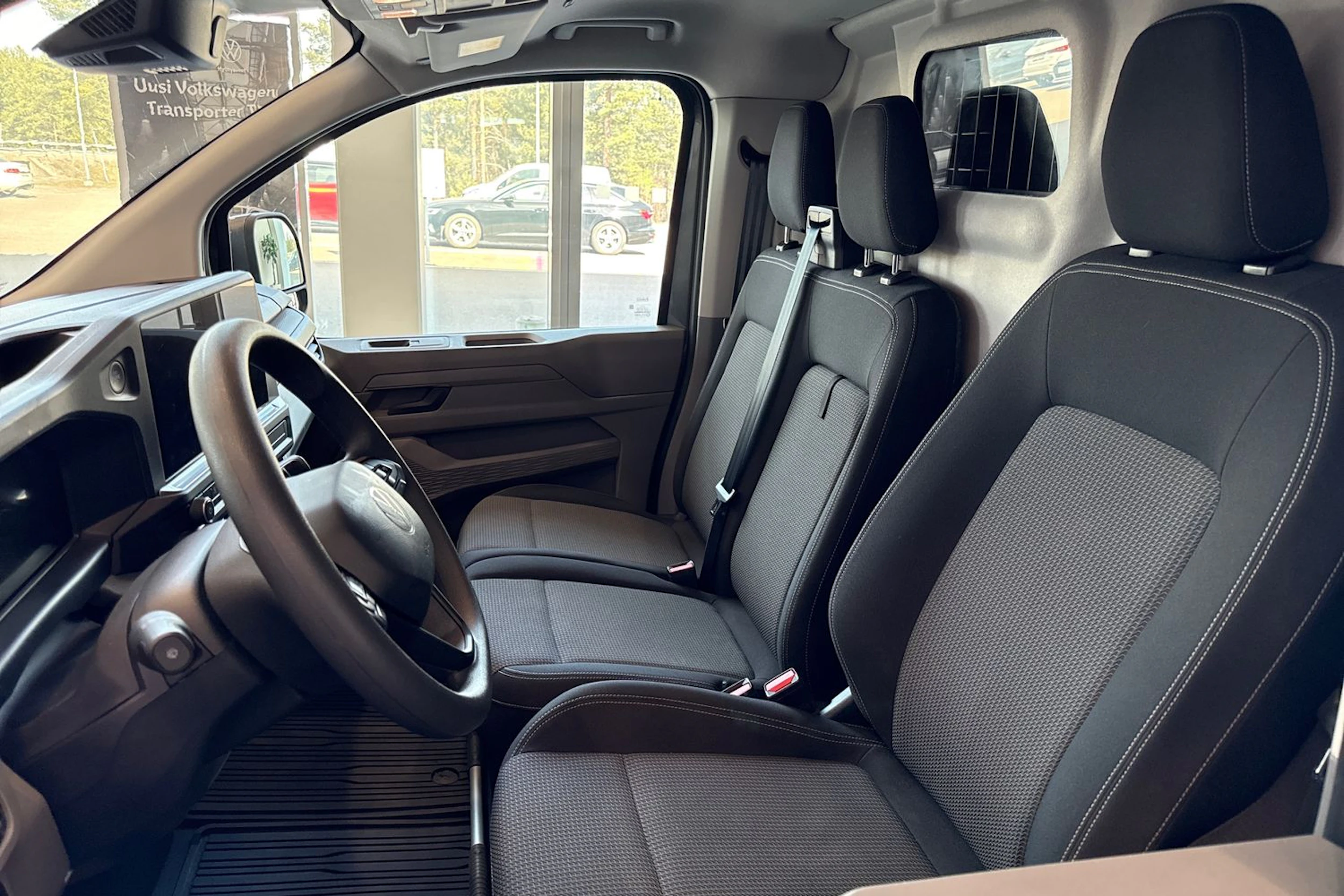 harmaa Volkswagen Transporter 2025 kuva 15.