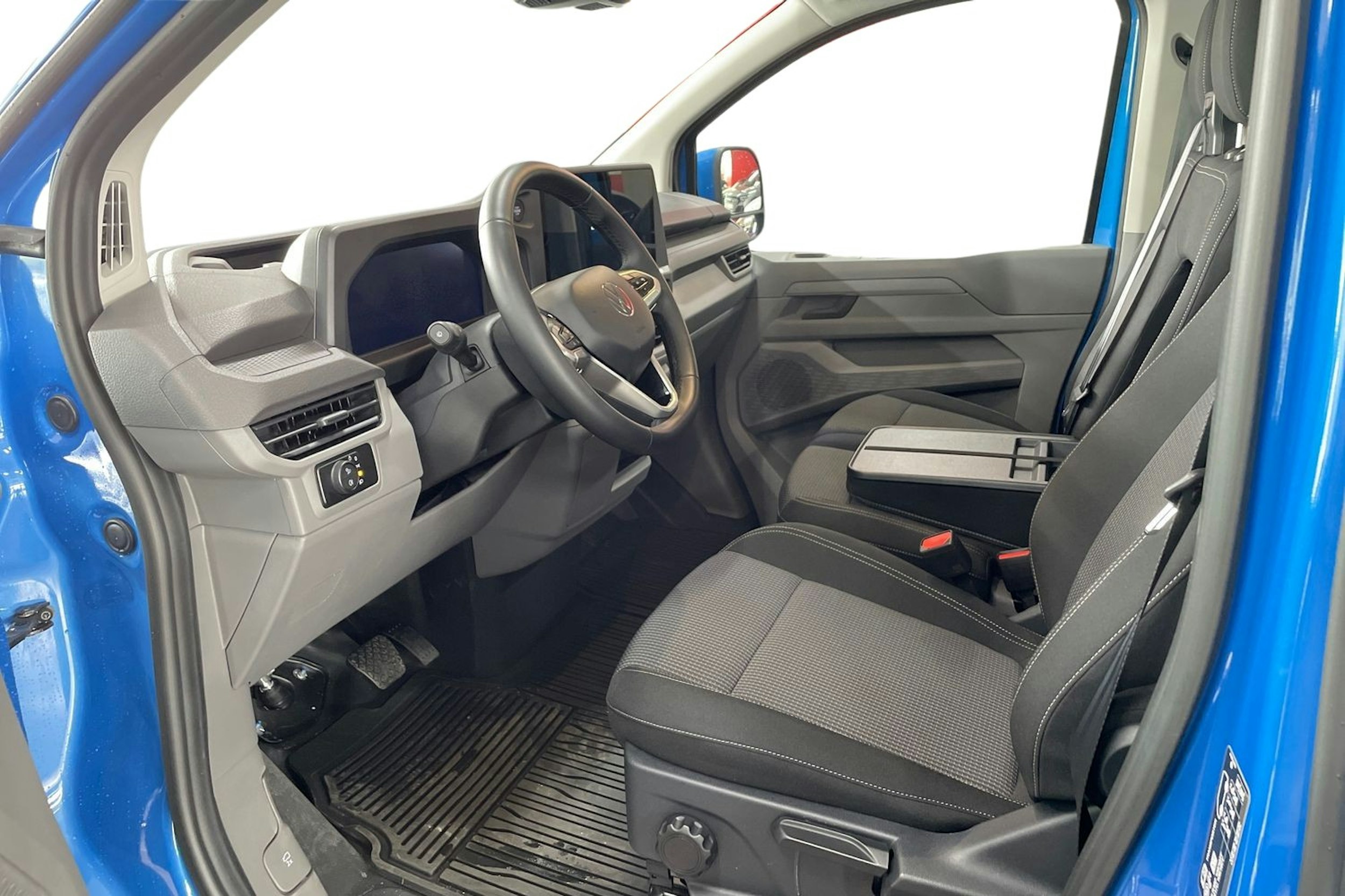 sininen Volkswagen Transporter 2025 kuva 8.
