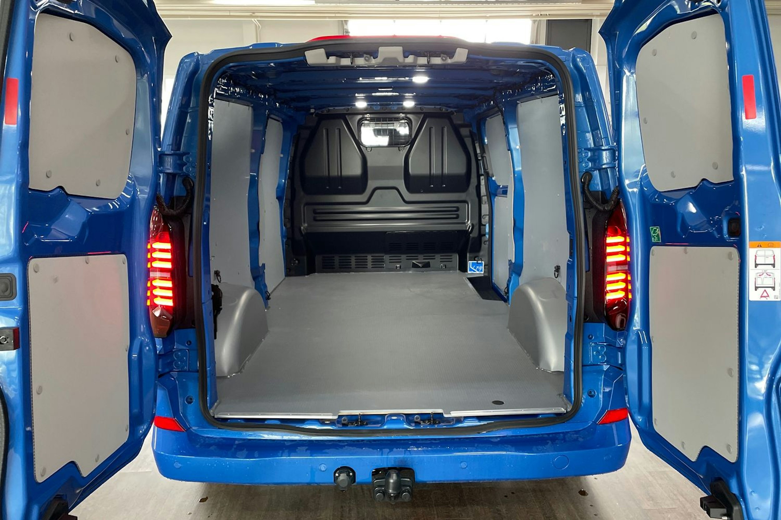 sininen Volkswagen Transporter 2025 kuva 13.