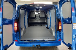 sininen Volkswagen Transporter 2025 kuva 13.