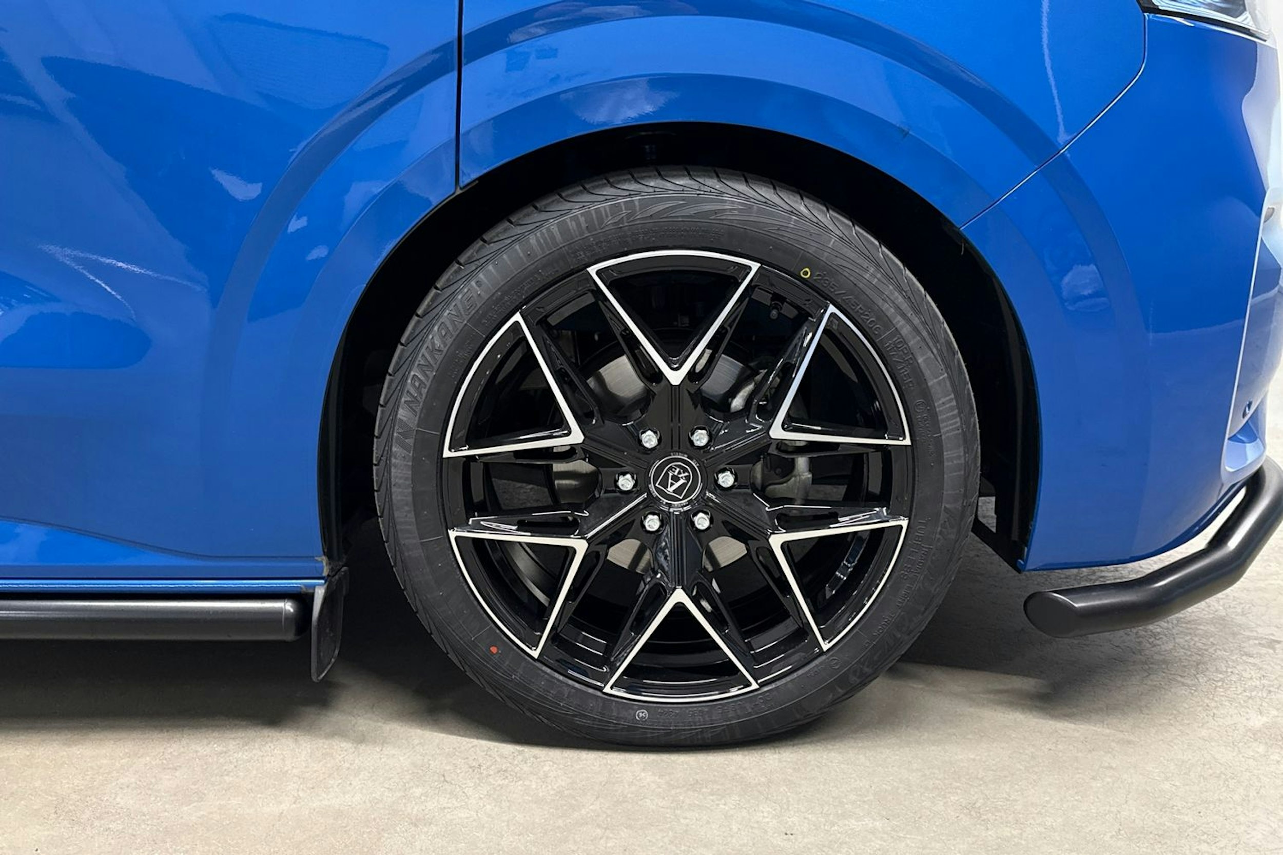 Sininen Volkswagen Transporter 2025 kuva 11.