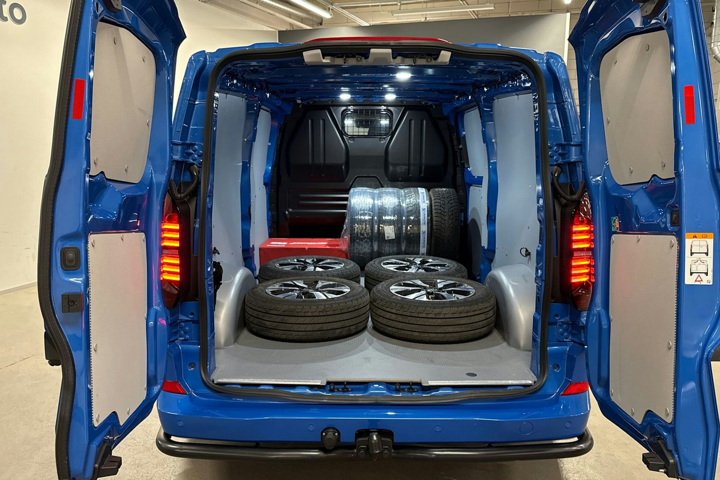 Sininen Volkswagen Transporter 2025 kuva 14.
