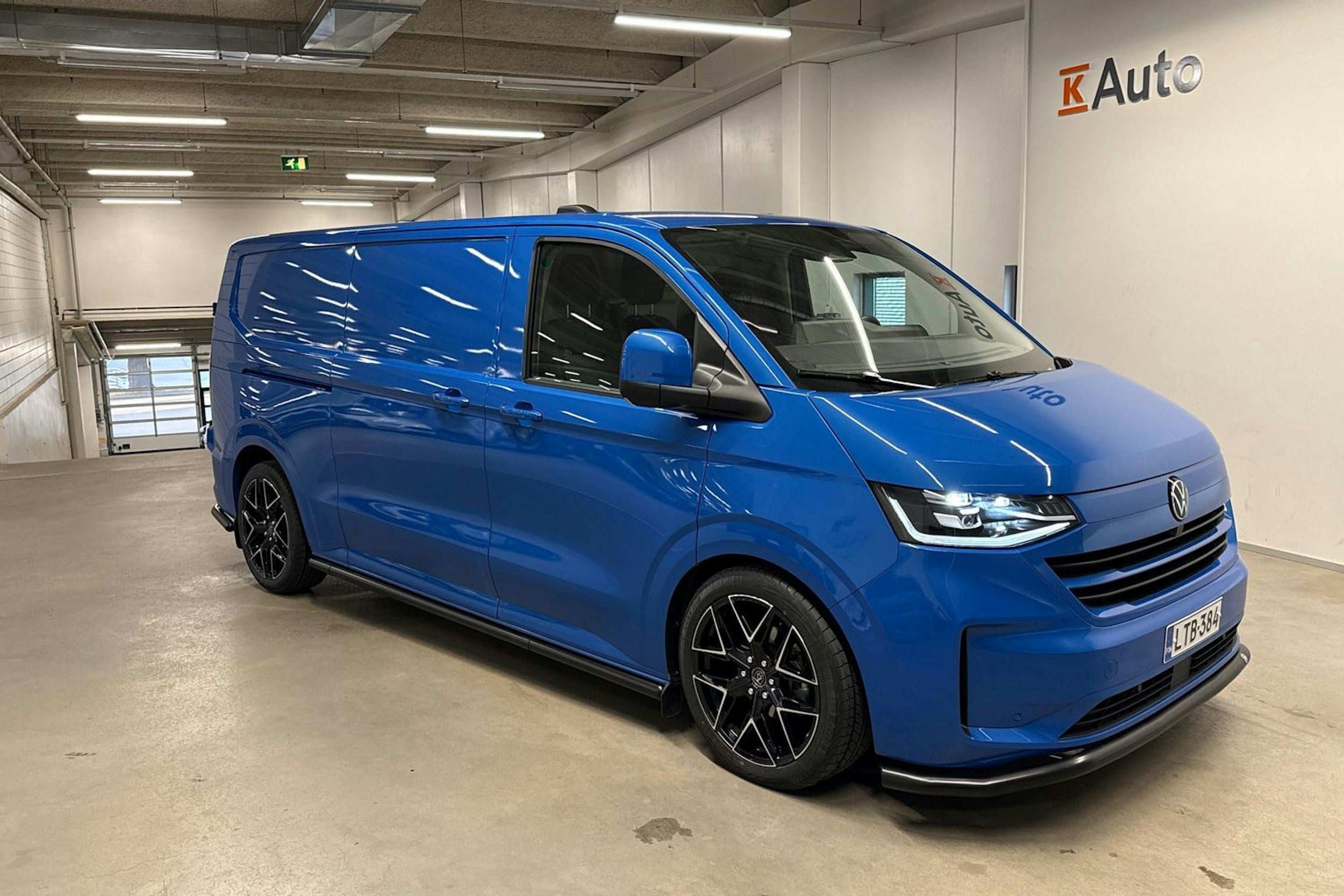 Sininen Volkswagen Transporter 2025 kuva 33.