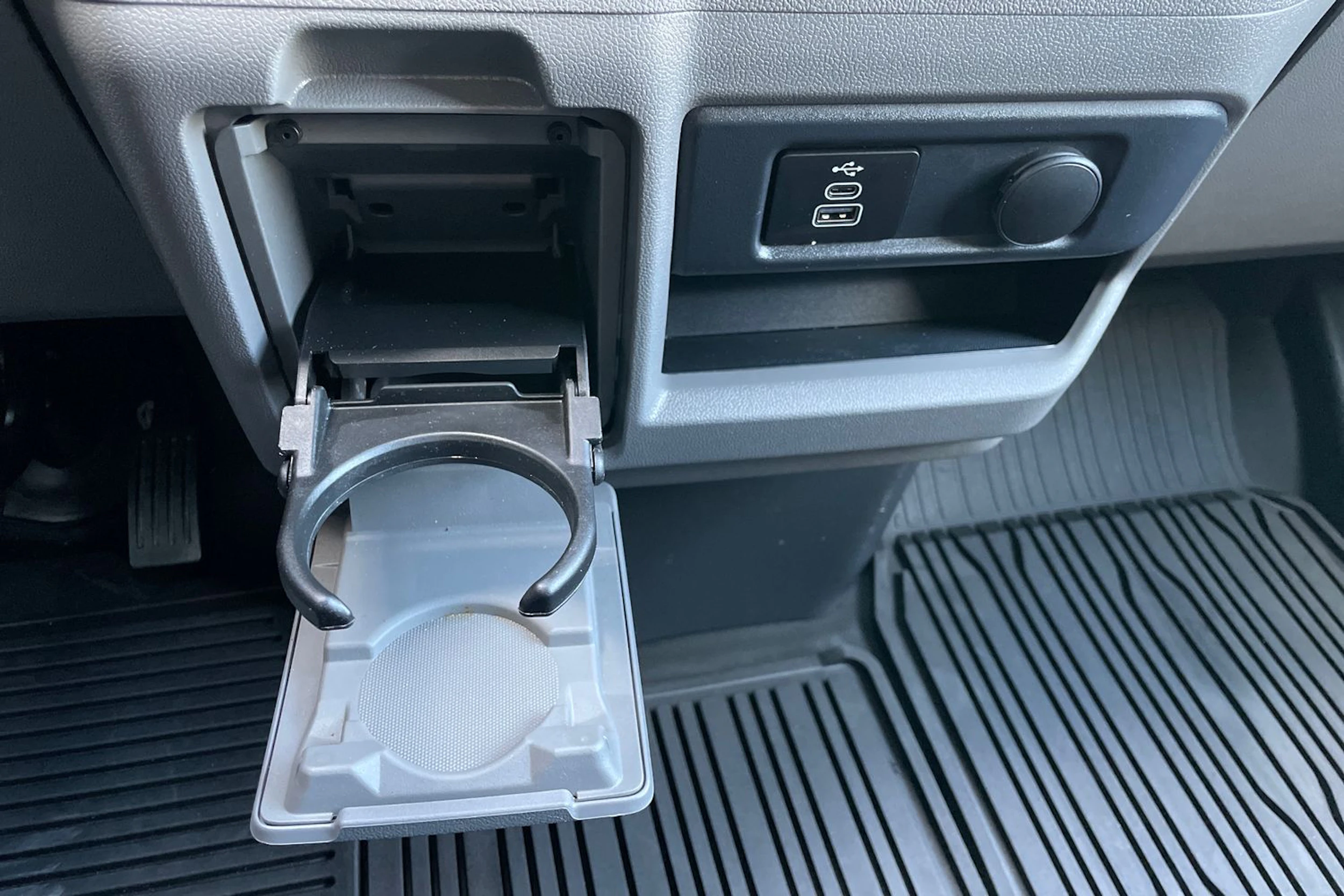 harmaa Volkswagen Transporter 2025 kuva 22.