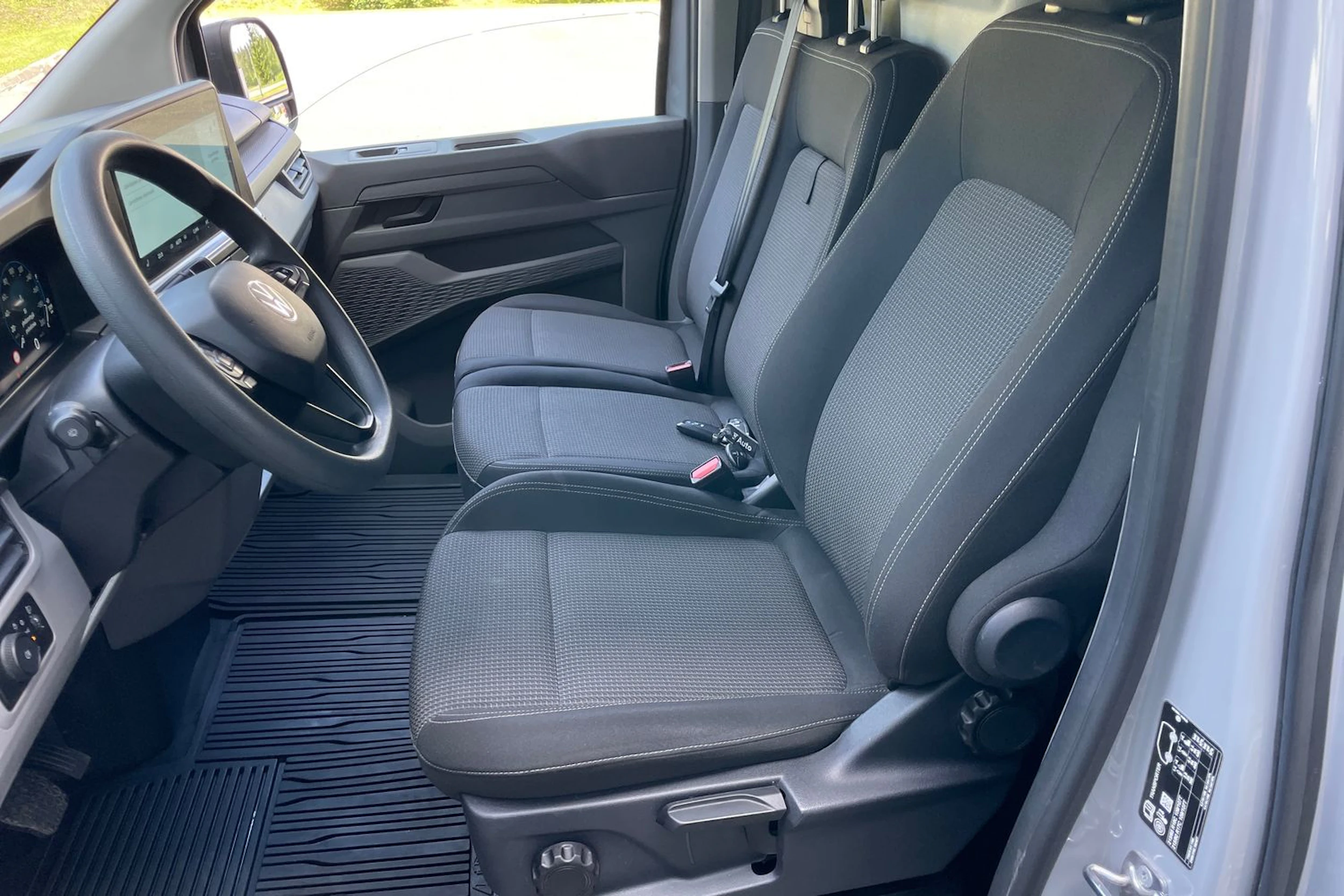 harmaa Volkswagen Transporter 2025 kuva 25.