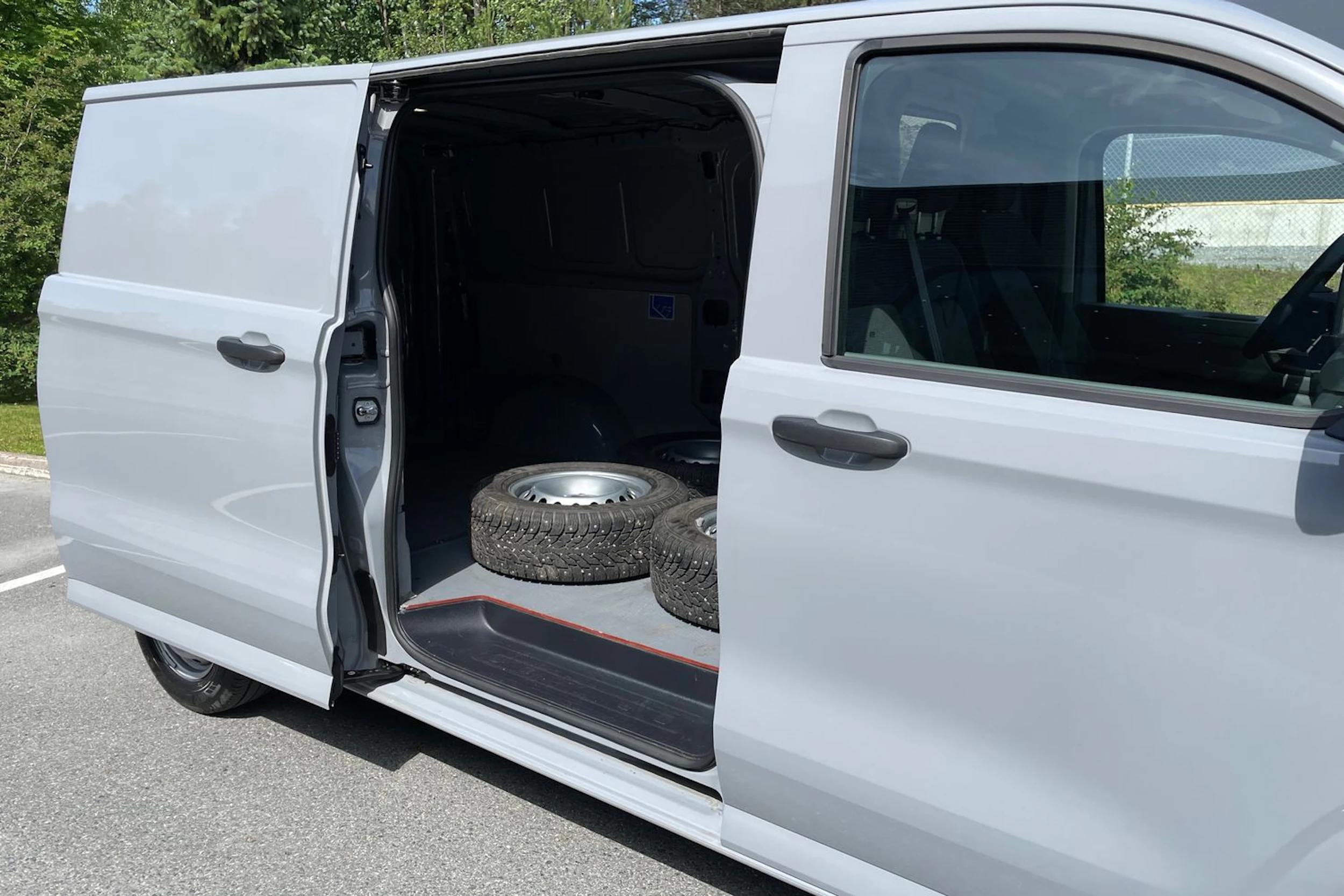 harmaa Volkswagen Transporter 2025 kuva 27.