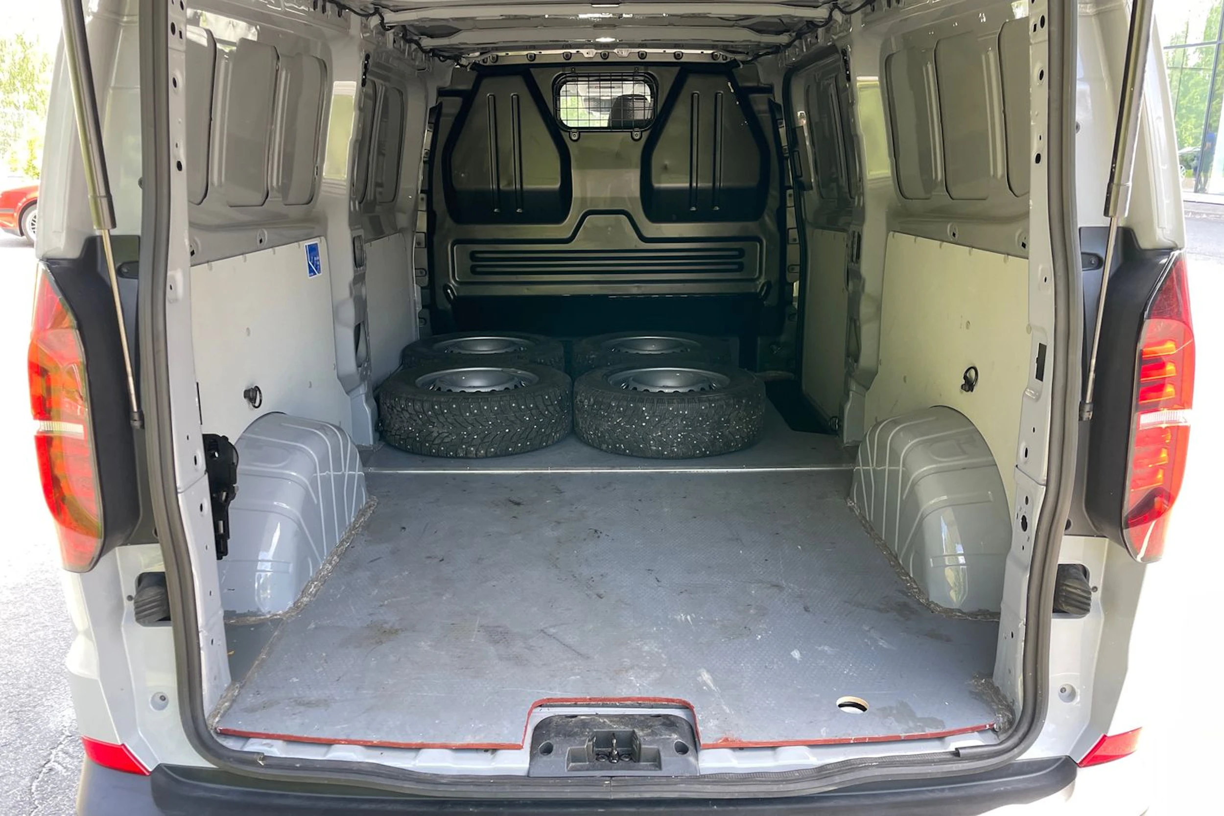 harmaa Volkswagen Transporter 2025 kuva 29.
