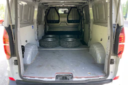 harmaa Volkswagen Transporter 2025 kuva 29.