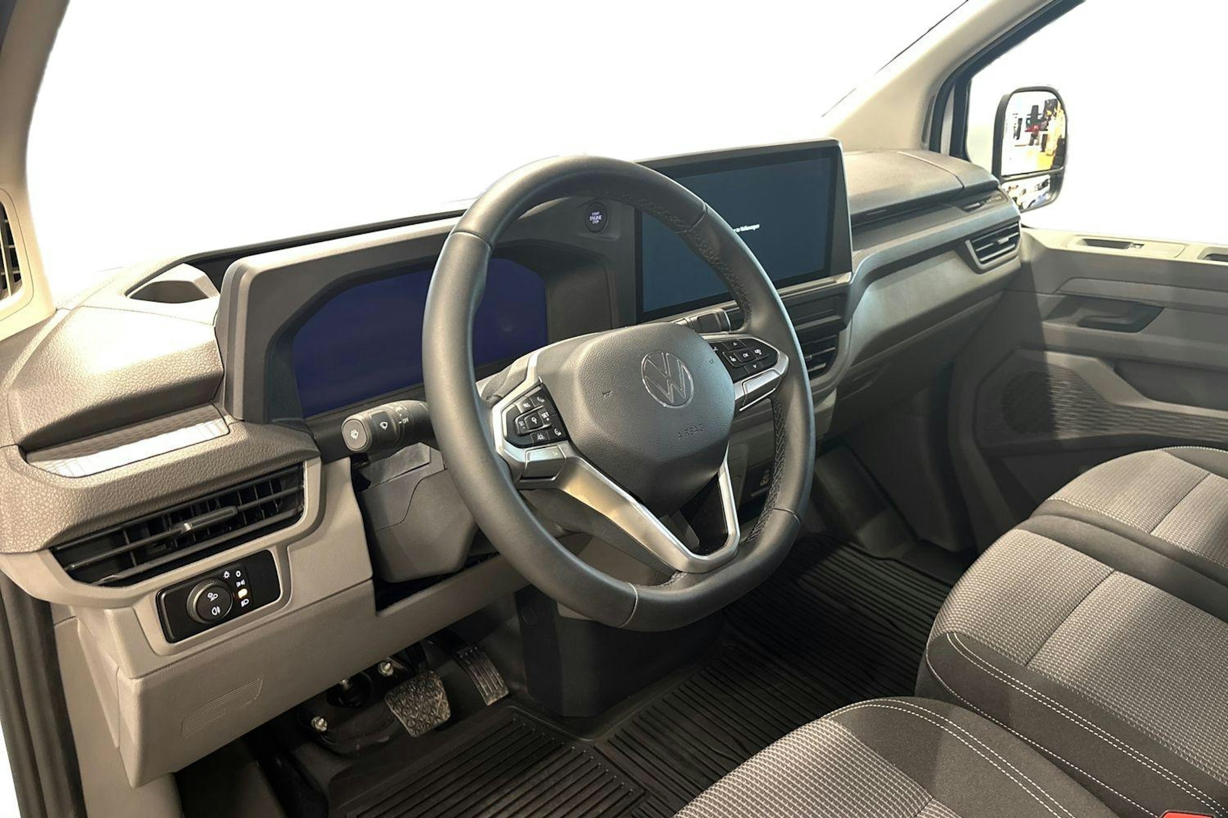 Valkoinen Volkswagen Transporter 2025 kuva 6.