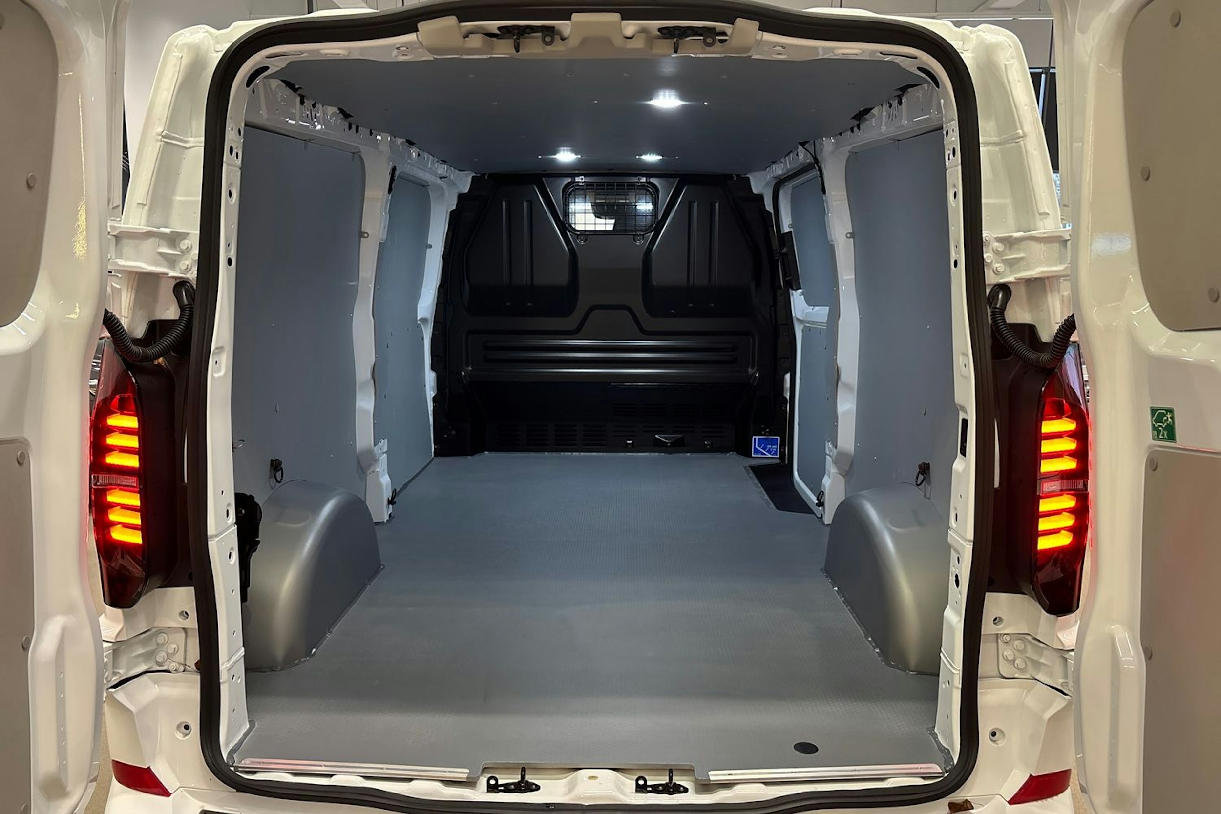 Valkoinen Volkswagen Transporter 2025 kuva 12.