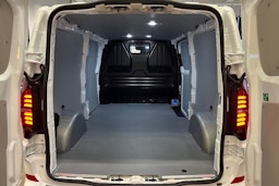 Valkoinen Volkswagen Transporter 2025 kuva 12.