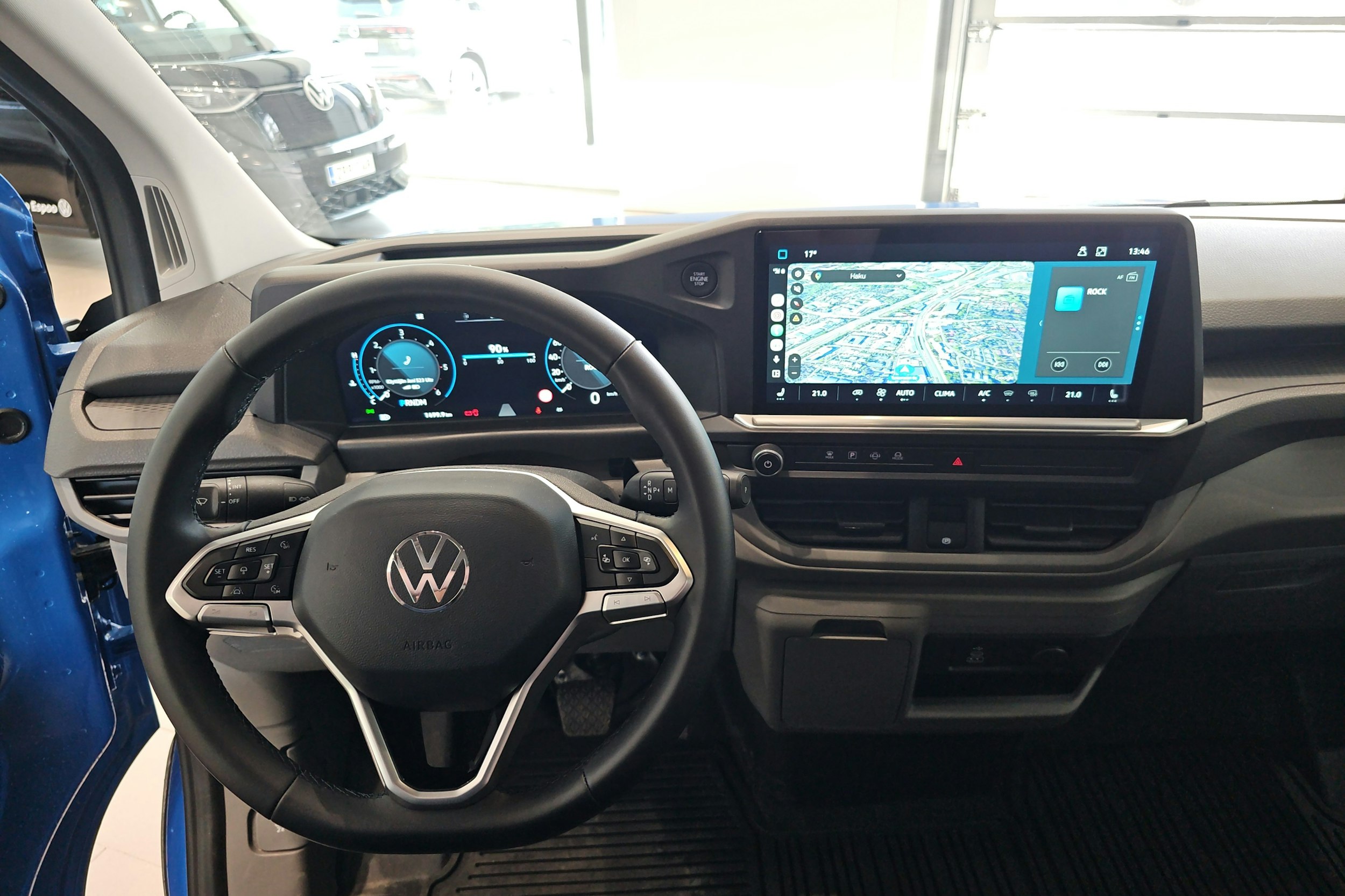 sininen Volkswagen Transporter 2025 kuva 7.