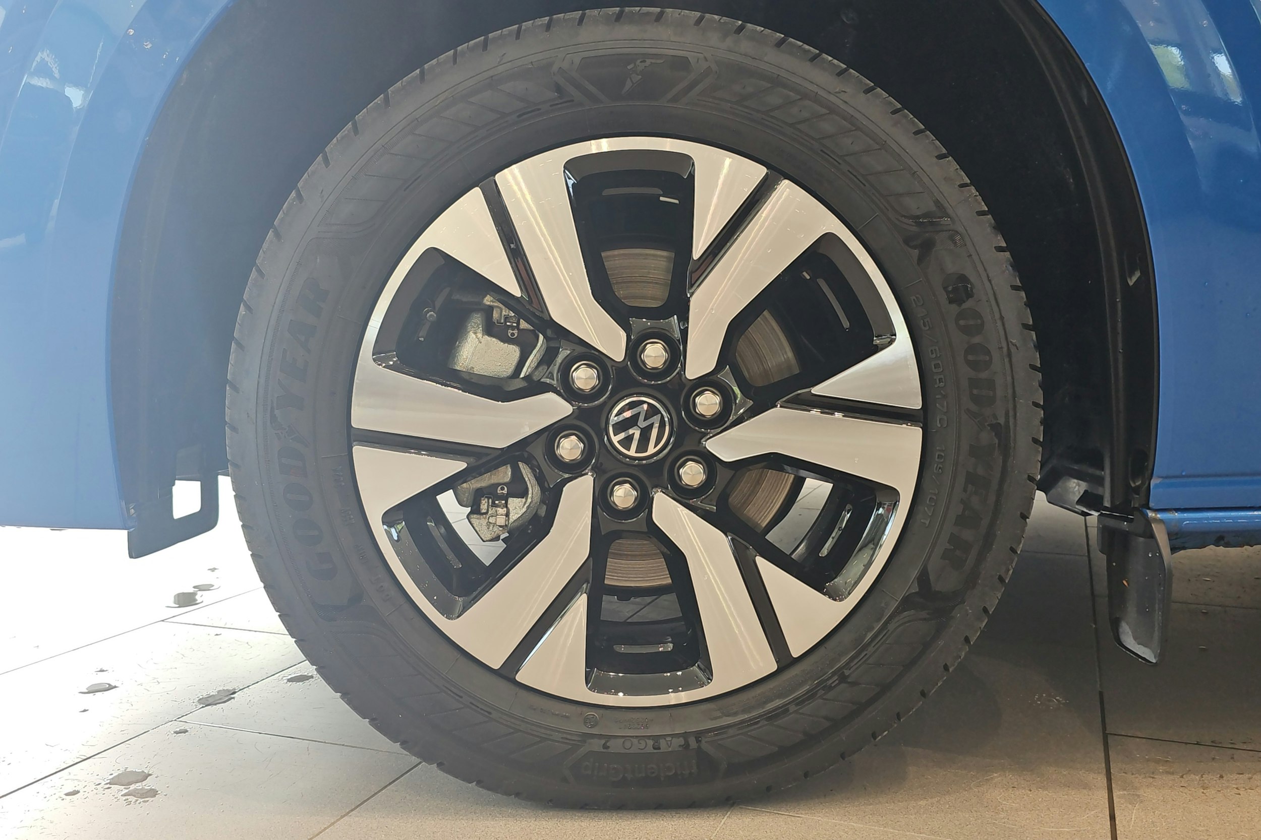 sininen Volkswagen Transporter 2025 kuva 9.