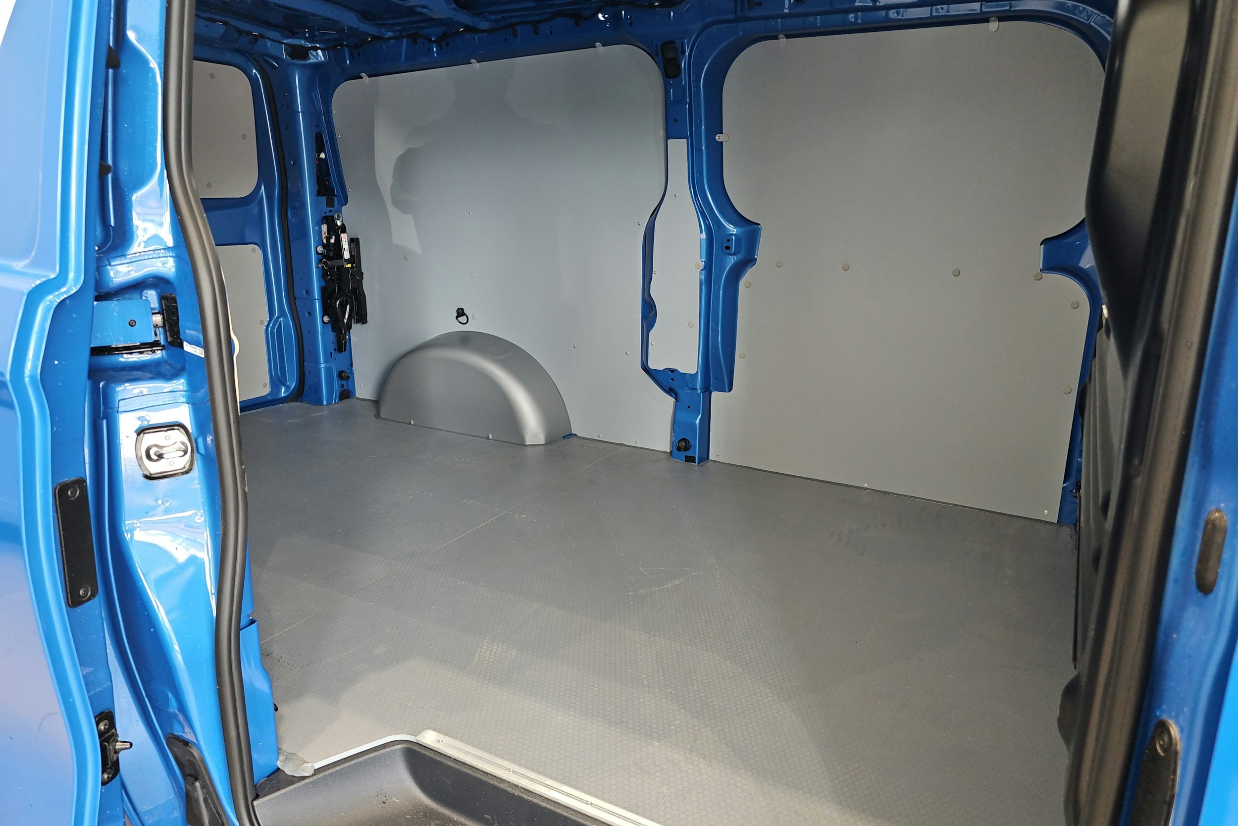 sininen Volkswagen Transporter 2025 kuva 18.