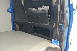 sininen Volkswagen Transporter 2025 kuva 19.