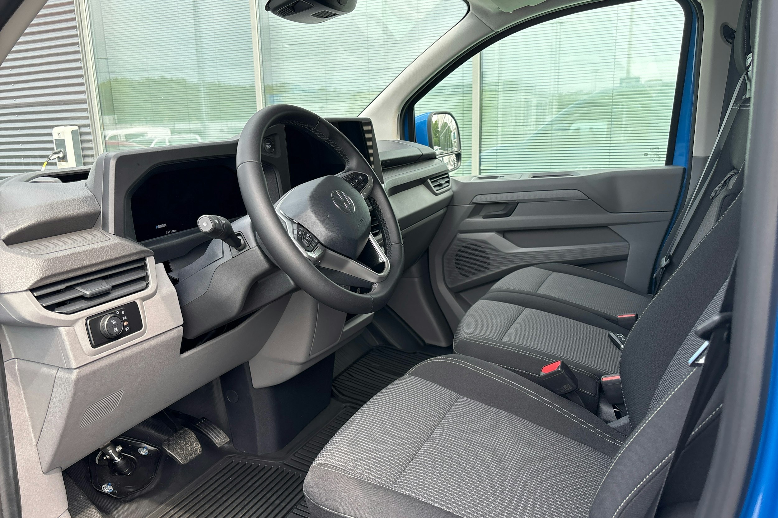 Sininen Volkswagen Transporter 2025 kuva 6.