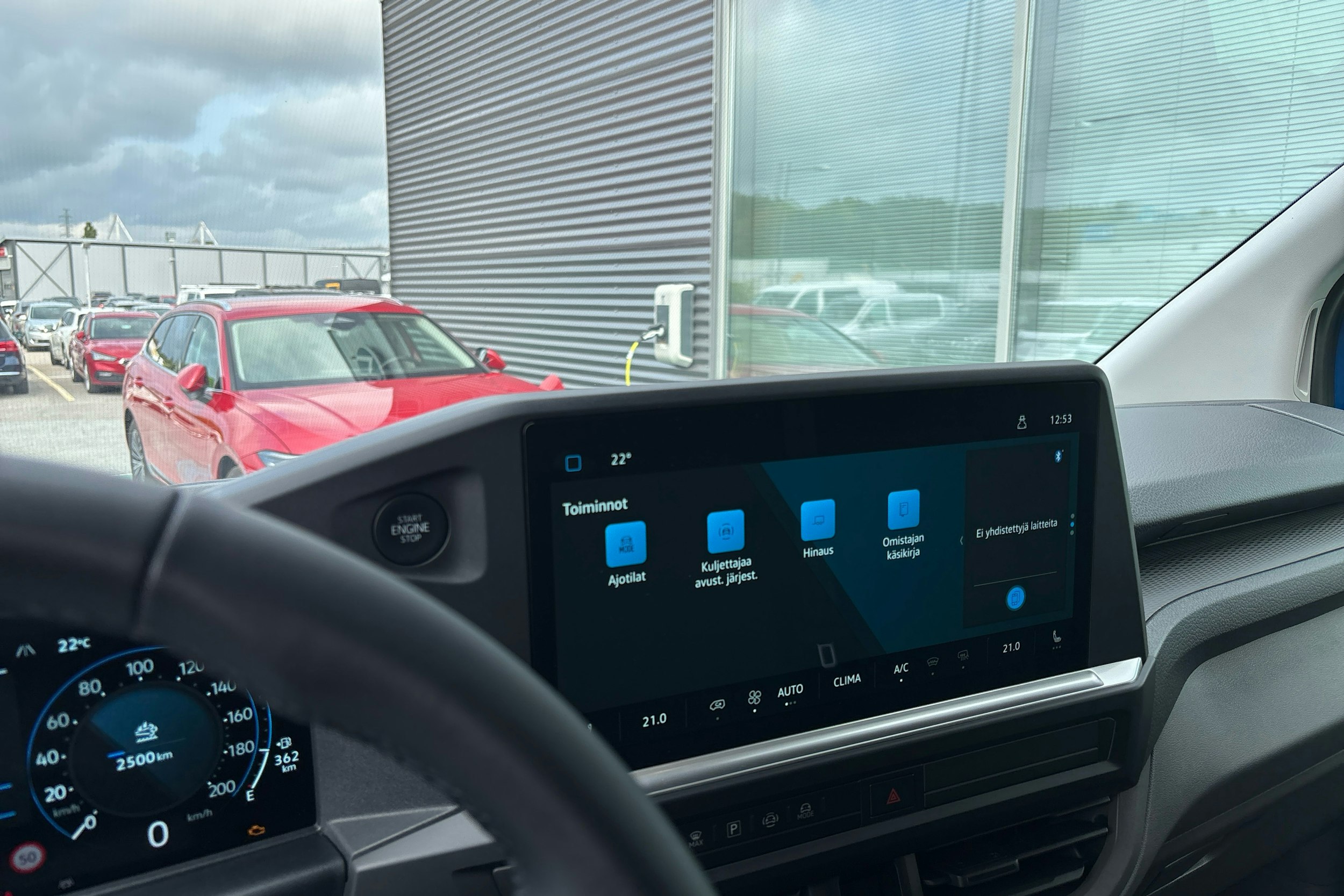 Sininen Volkswagen Transporter 2025 kuva 7.