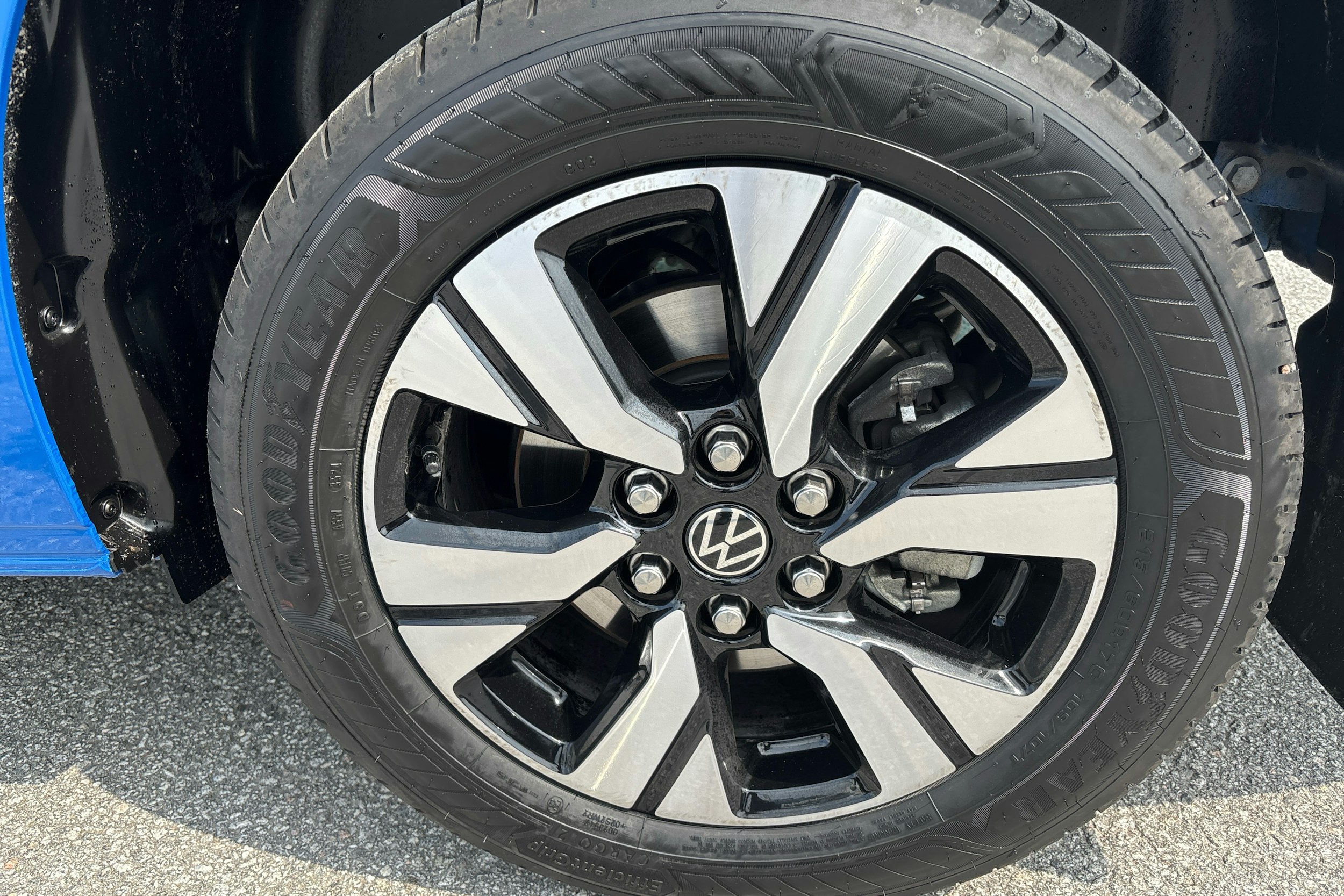 Sininen Volkswagen Transporter 2025 kuva 9.
