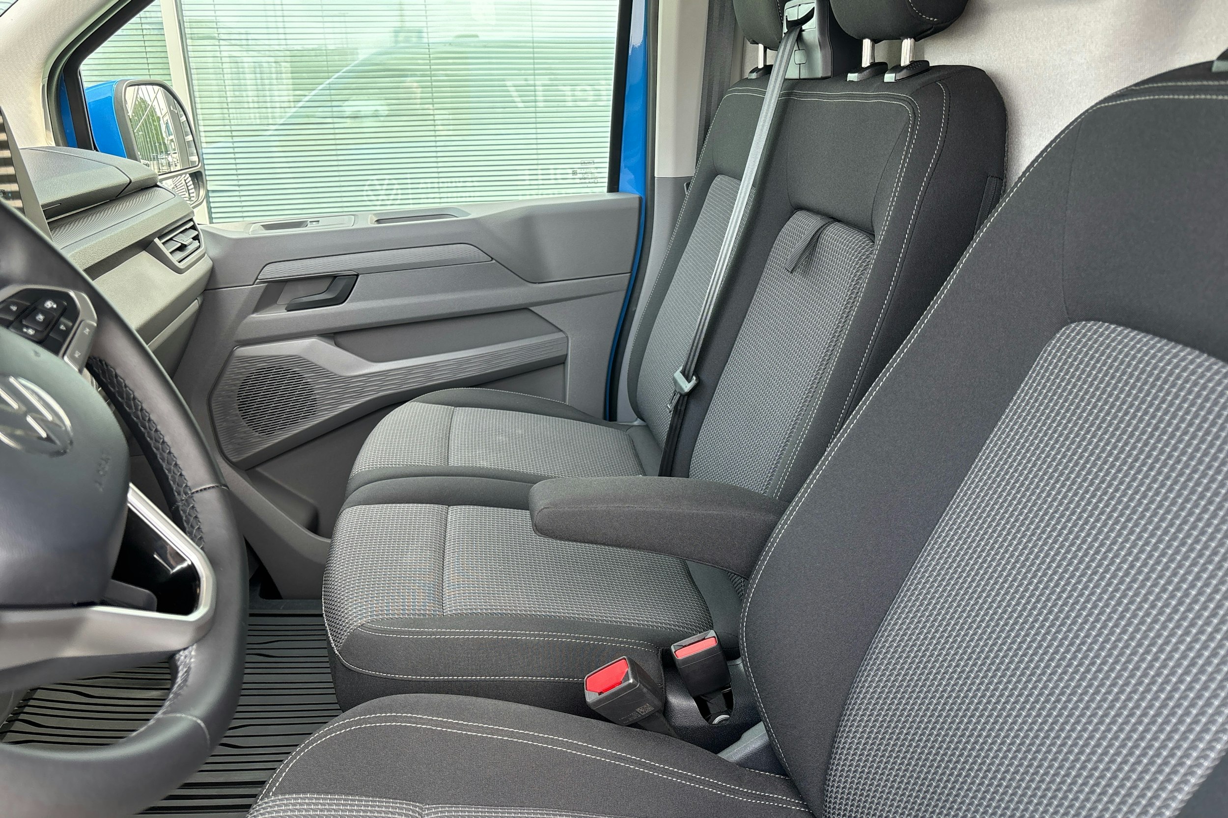Sininen Volkswagen Transporter 2025 kuva 10.