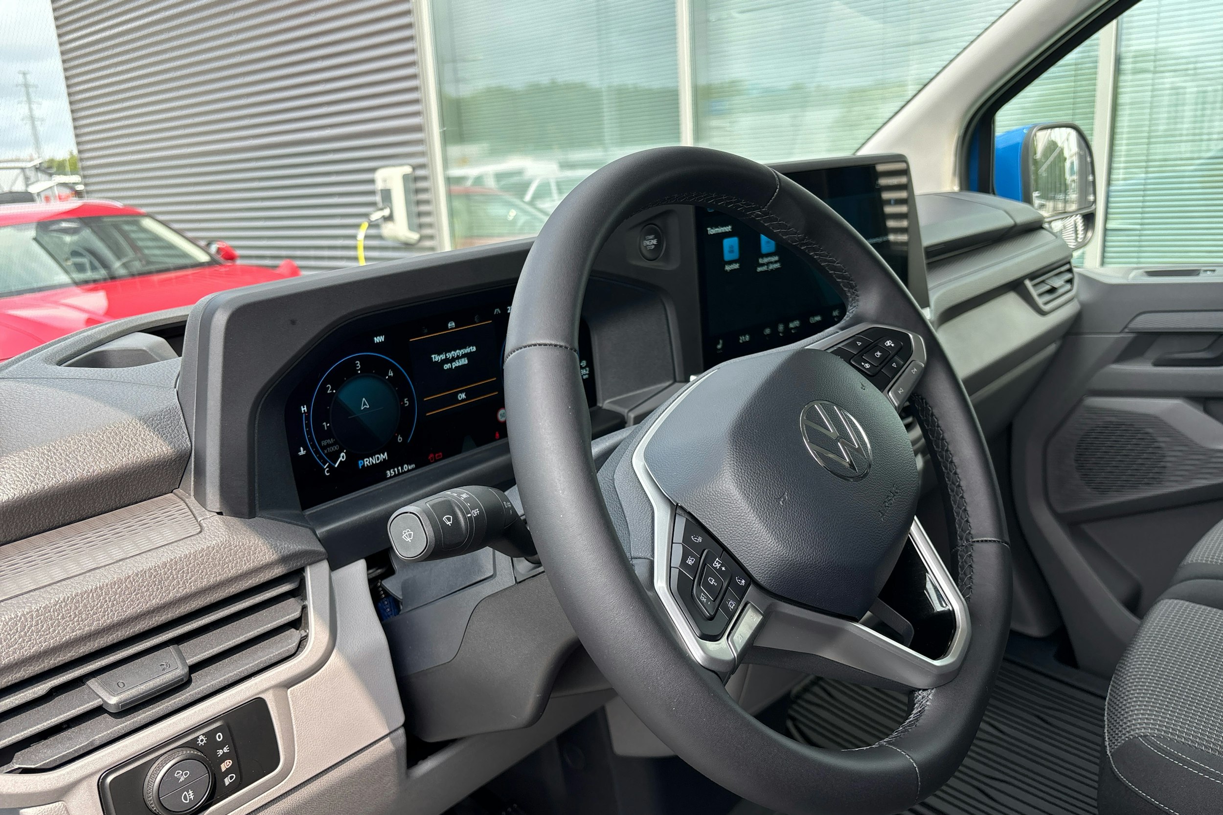 Sininen Volkswagen Transporter 2025 kuva 11.