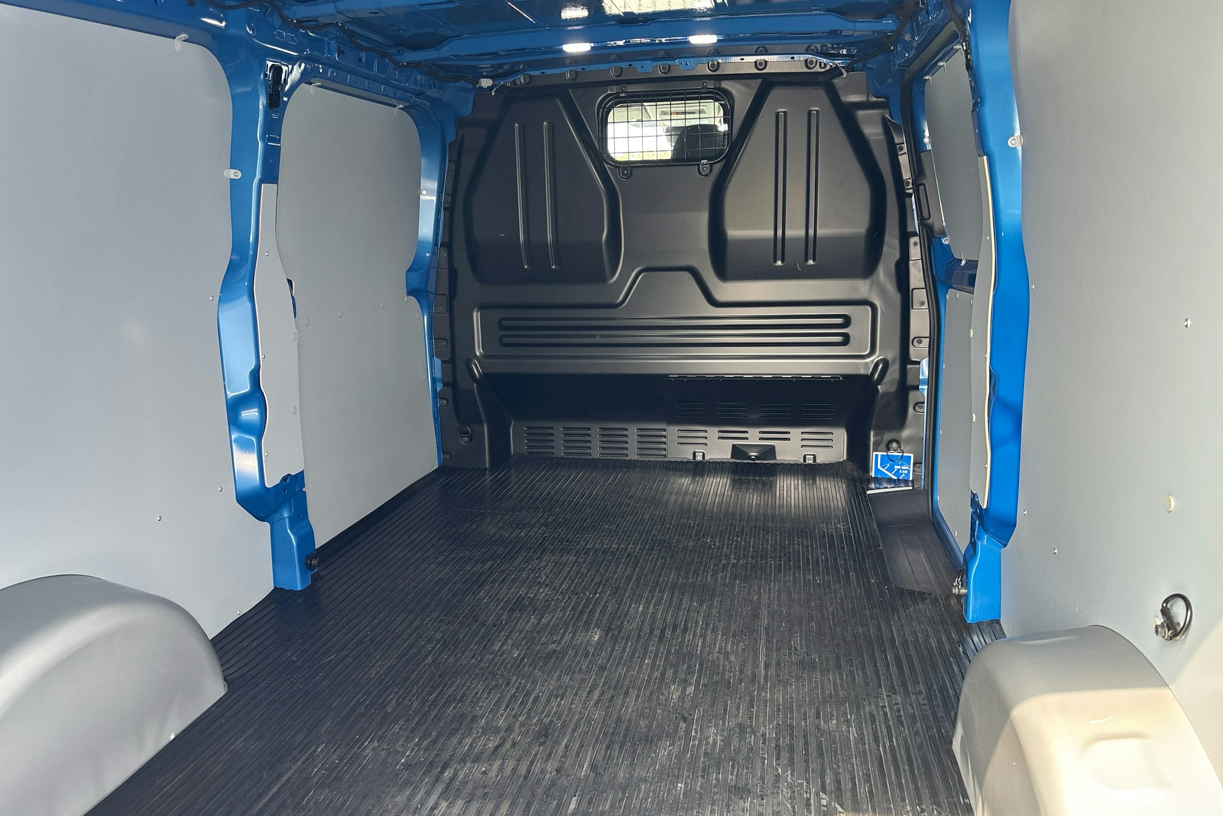 Sininen Volkswagen Transporter 2025 kuva 12.