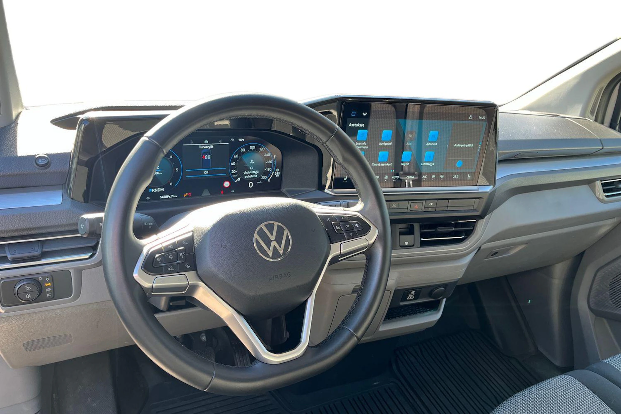 harmaa Volkswagen Transporter 2025 kuva 9.