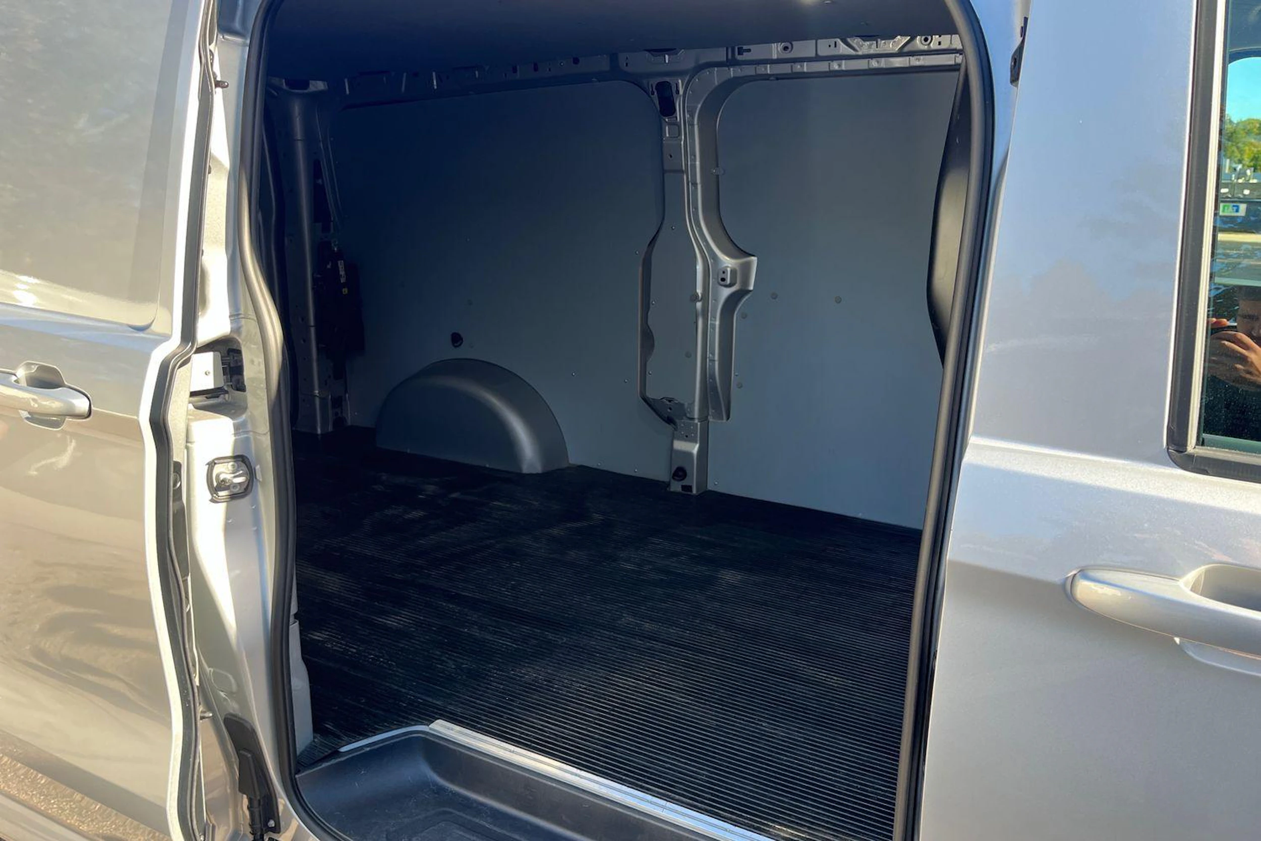 harmaa Volkswagen Transporter 2025 kuva 11.