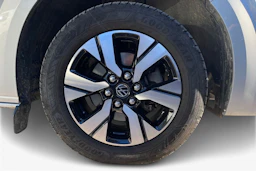 harmaa Volkswagen Transporter 2025 kuva 12.
