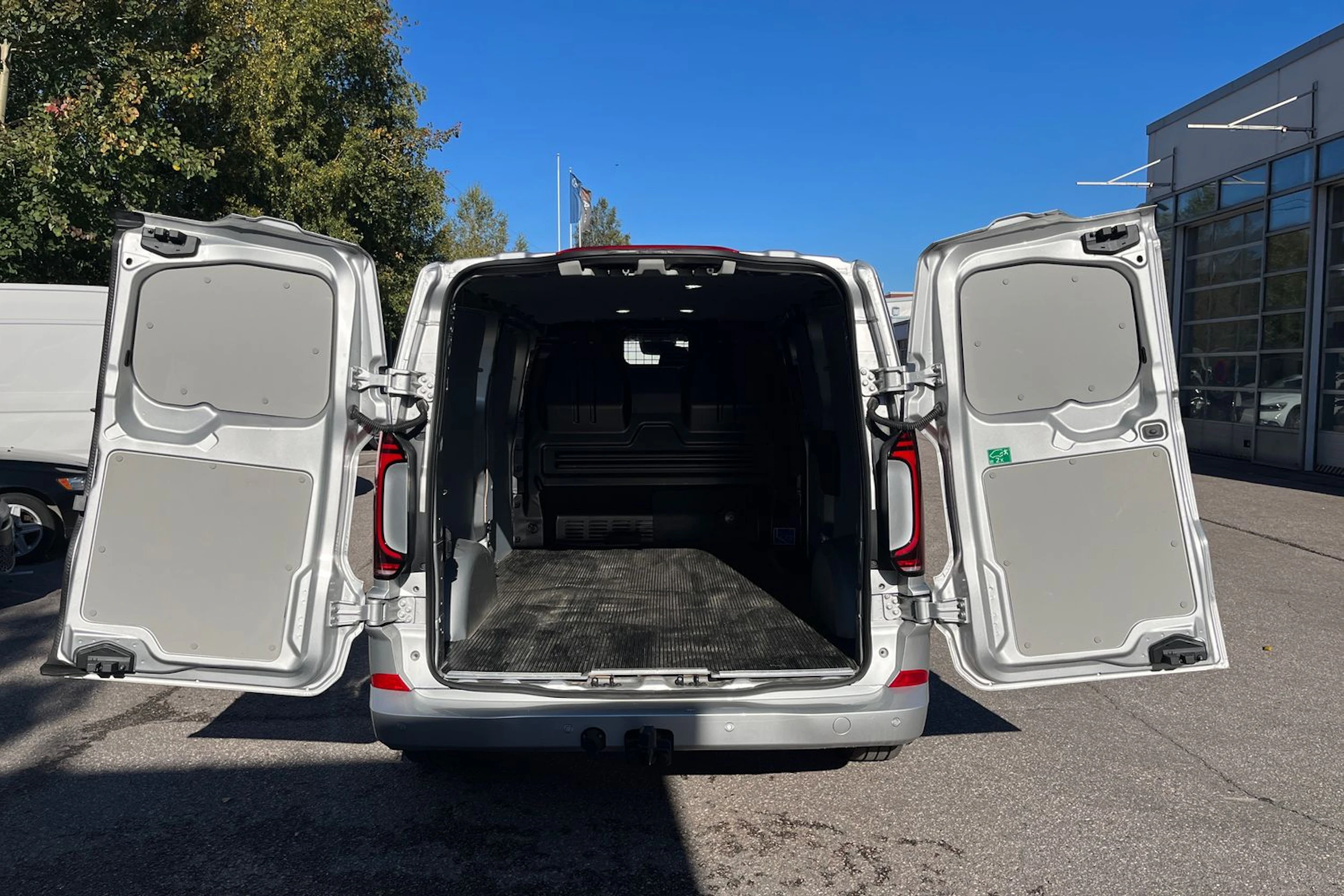 harmaa Volkswagen Transporter 2025 kuva 25.