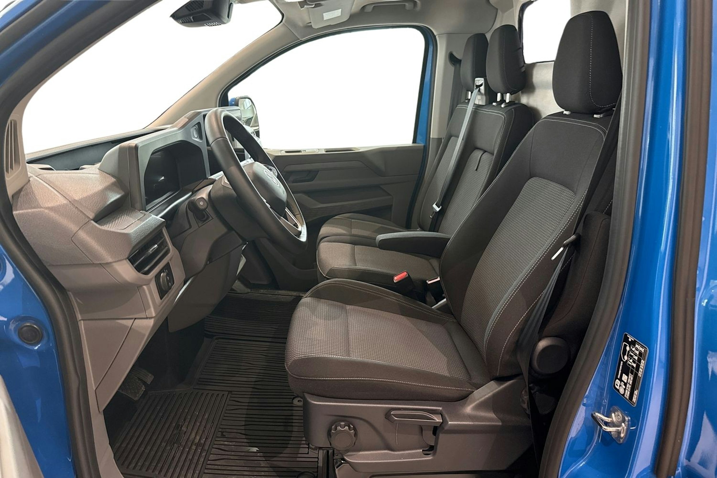 sininen Volkswagen Transporter 2025 kuva 9.