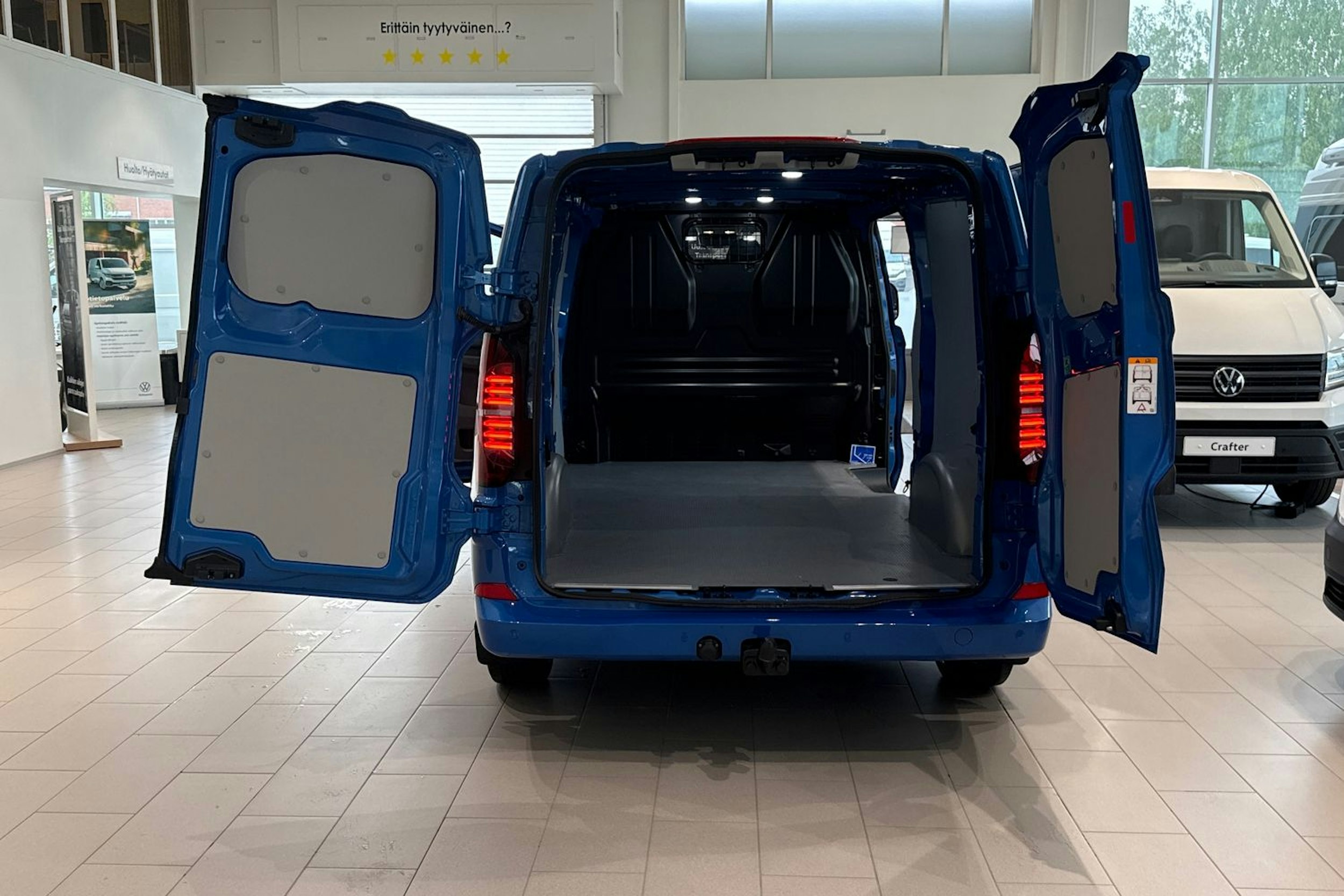 sininen Volkswagen Transporter 2025 kuva 14.