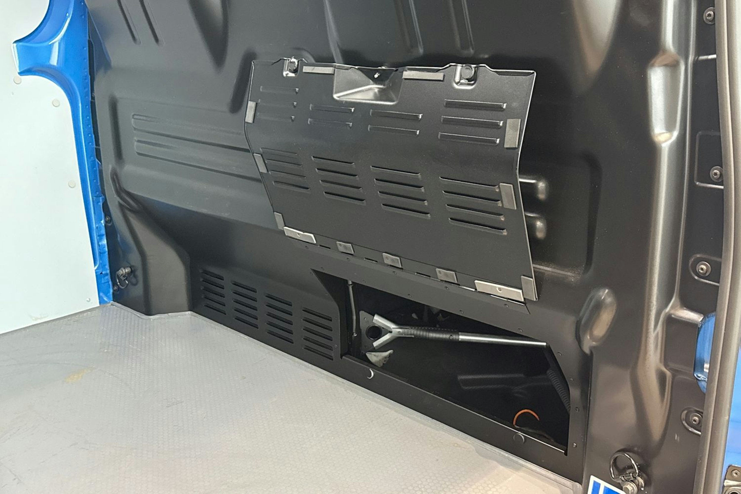 sininen Volkswagen Transporter 2025 kuva 15.
