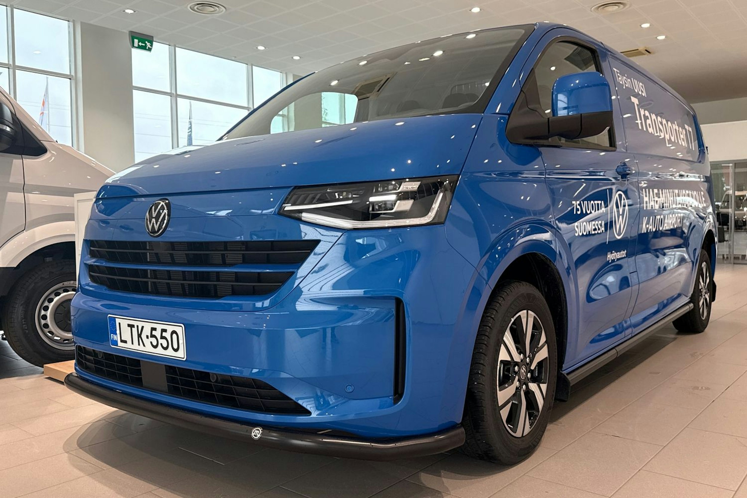 sininen Volkswagen Transporter 2025 kuva 16.