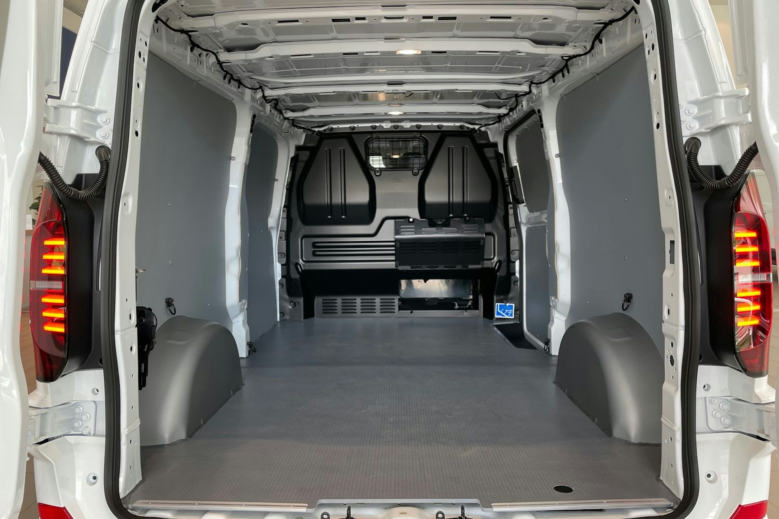 valkoinen Volkswagen Transporter 2025 kuva 12.