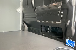 valkoinen Volkswagen Transporter 2025 kuva 13.