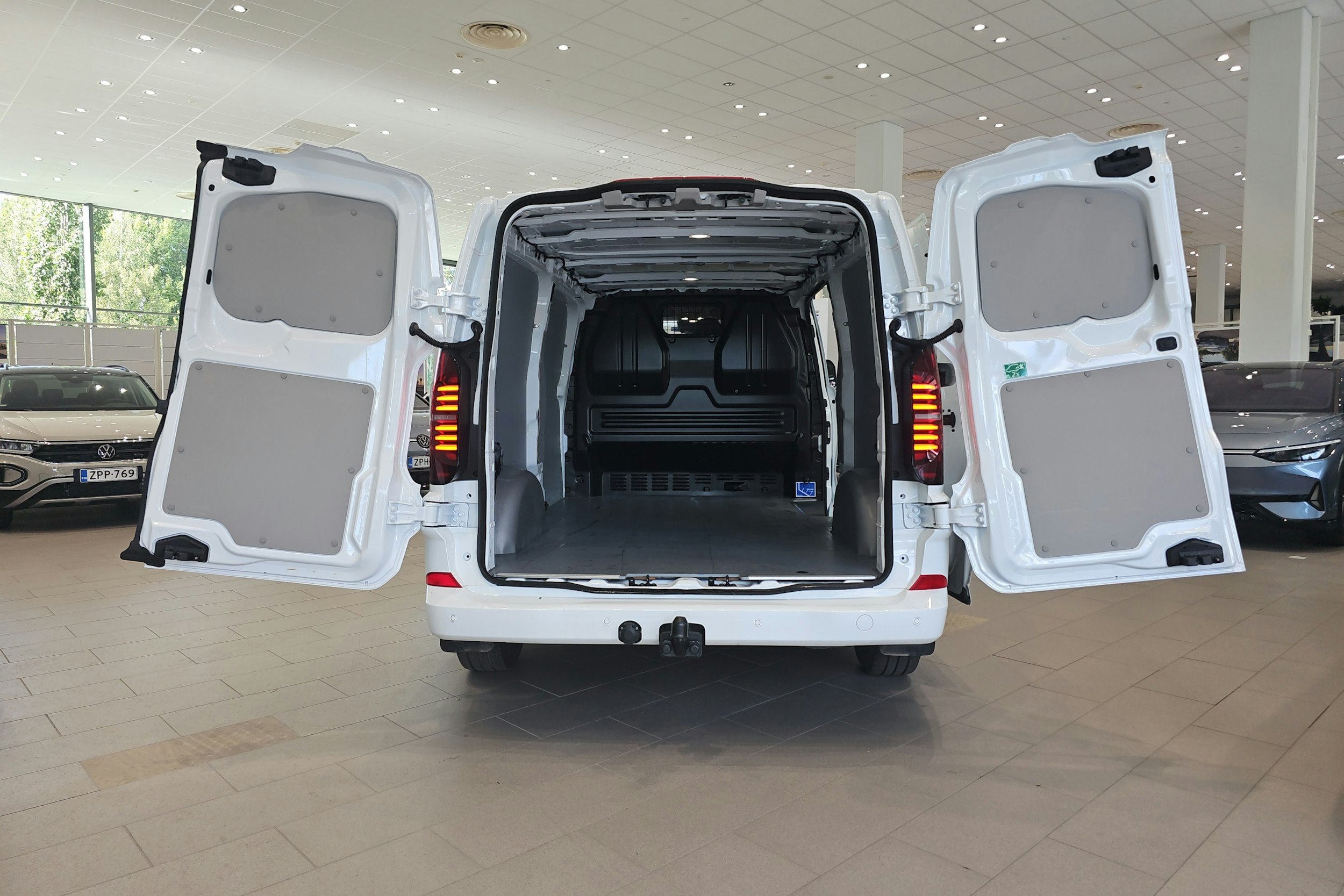 valkoinen Volkswagen Transporter 2025 kuva 8.