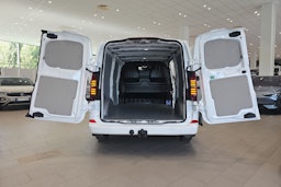 valkoinen Volkswagen Transporter 2025 kuva 8.