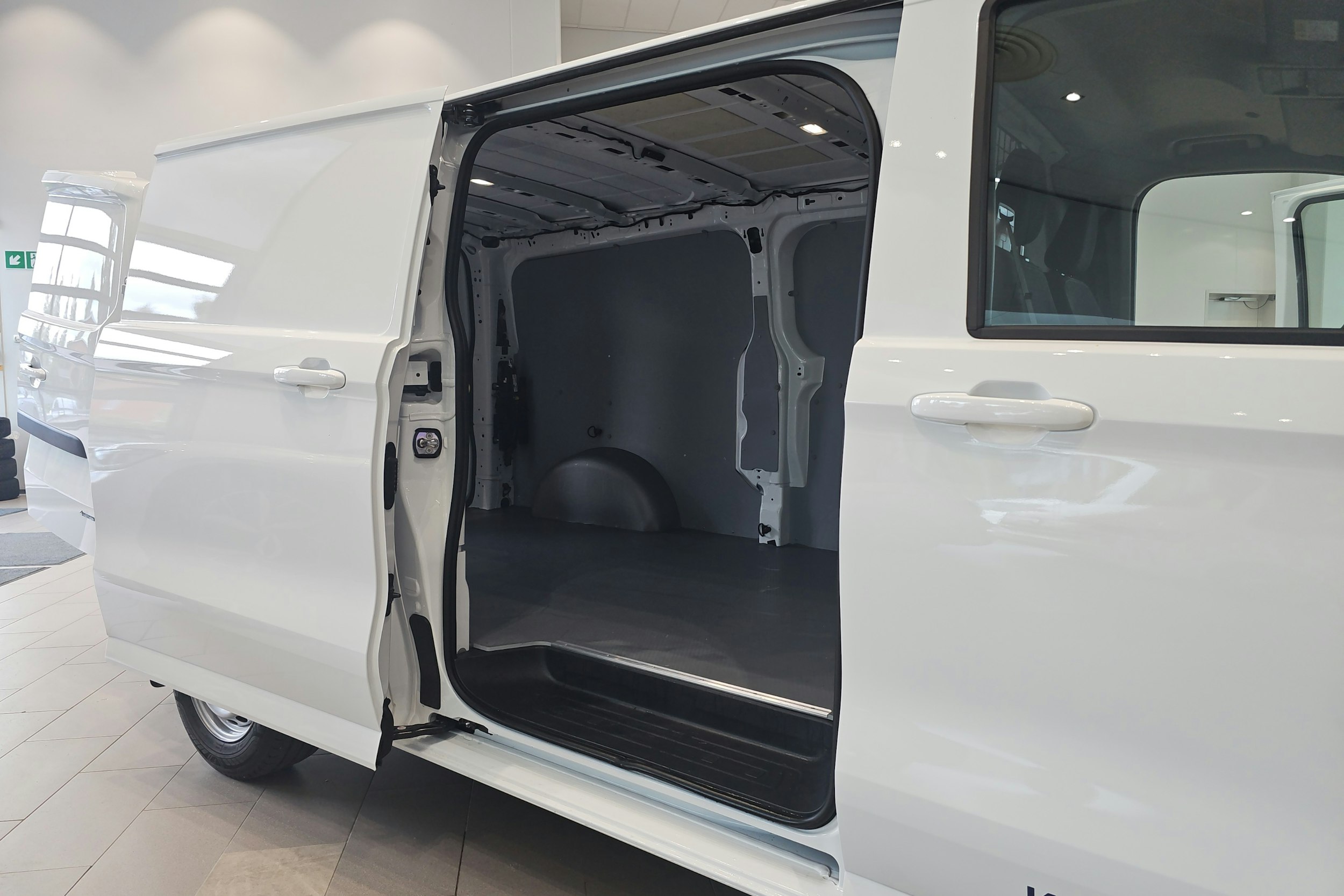 valkoinen Volkswagen Transporter 2025 kuva 11.