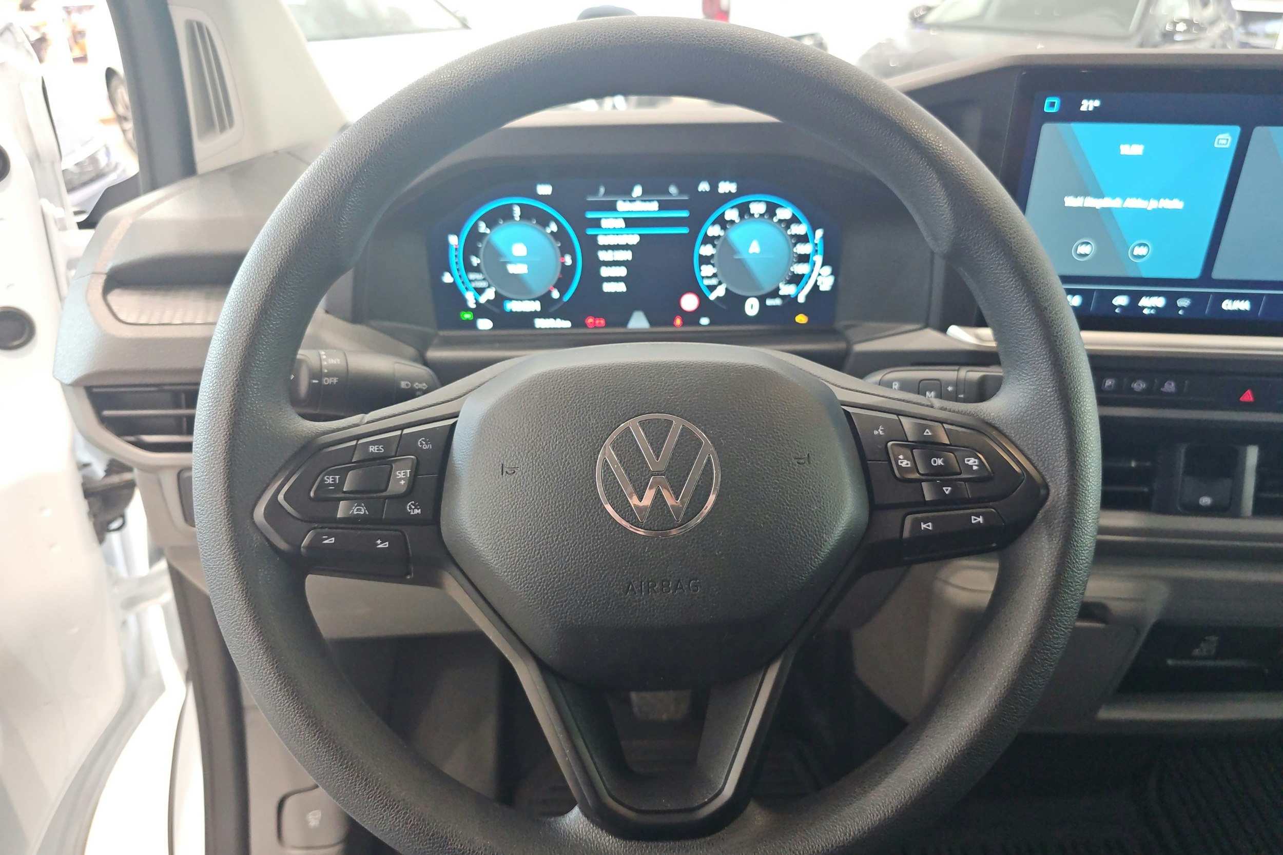 valkoinen Volkswagen Transporter 2025 kuva 15.