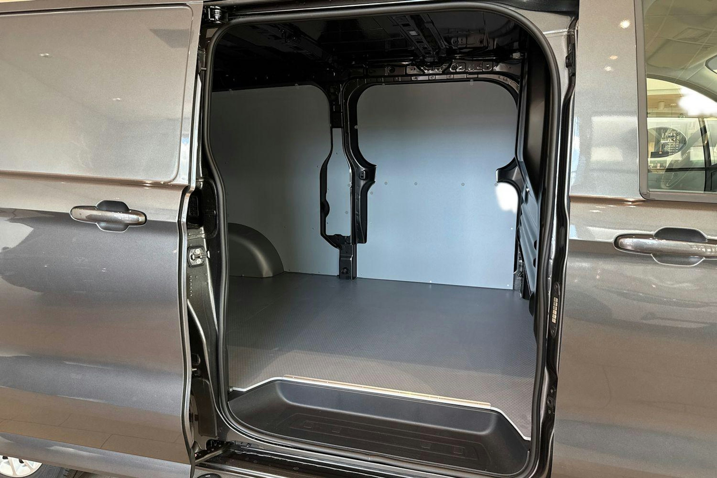 harmaa Volkswagen Transporter 2025 kuva 8.