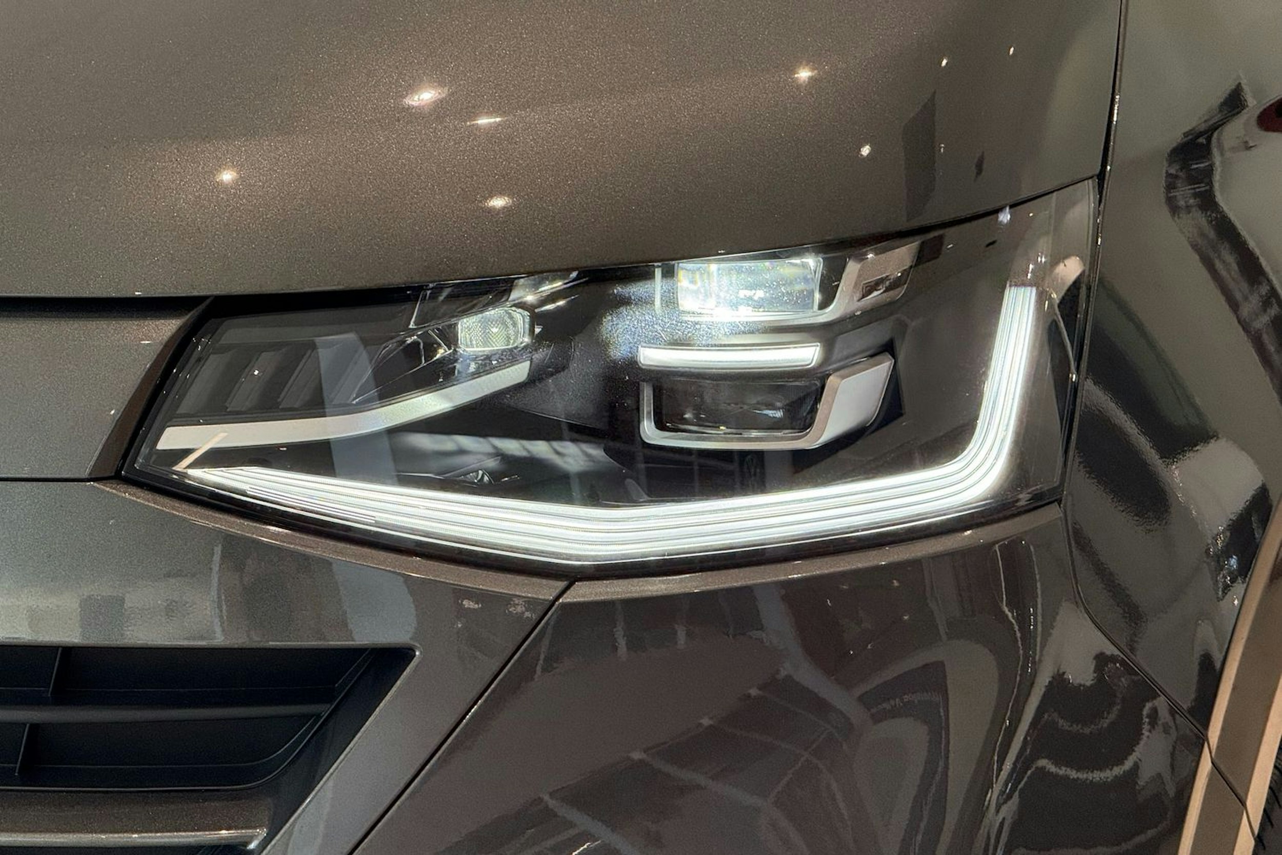 harmaa Volkswagen Transporter 2025 kuva 10.