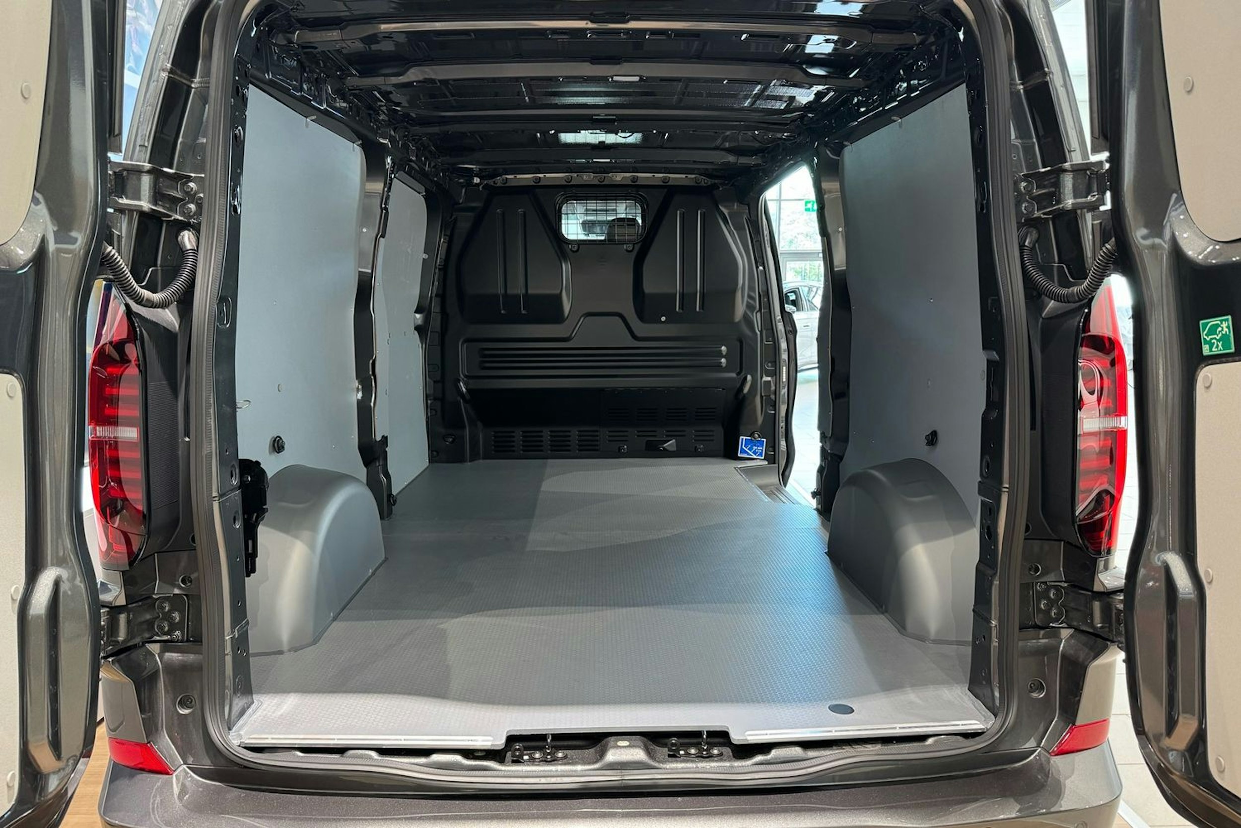 harmaa Volkswagen Transporter 2025 kuva 11.