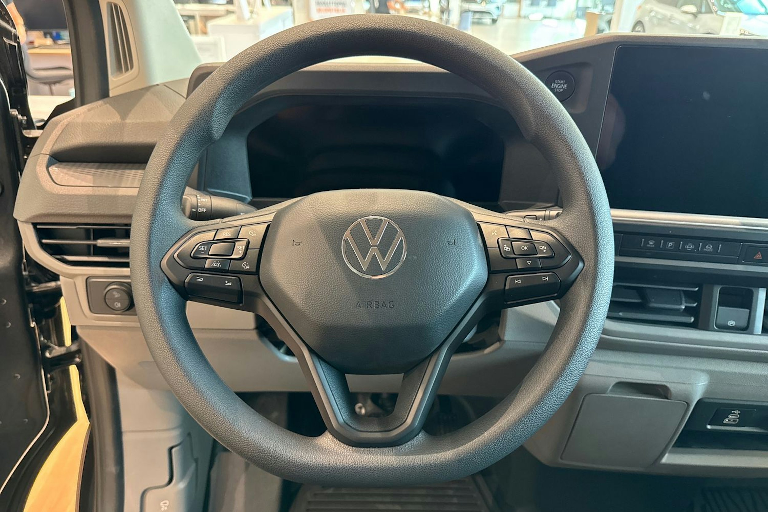 harmaa Volkswagen Transporter 2025 kuva 12.