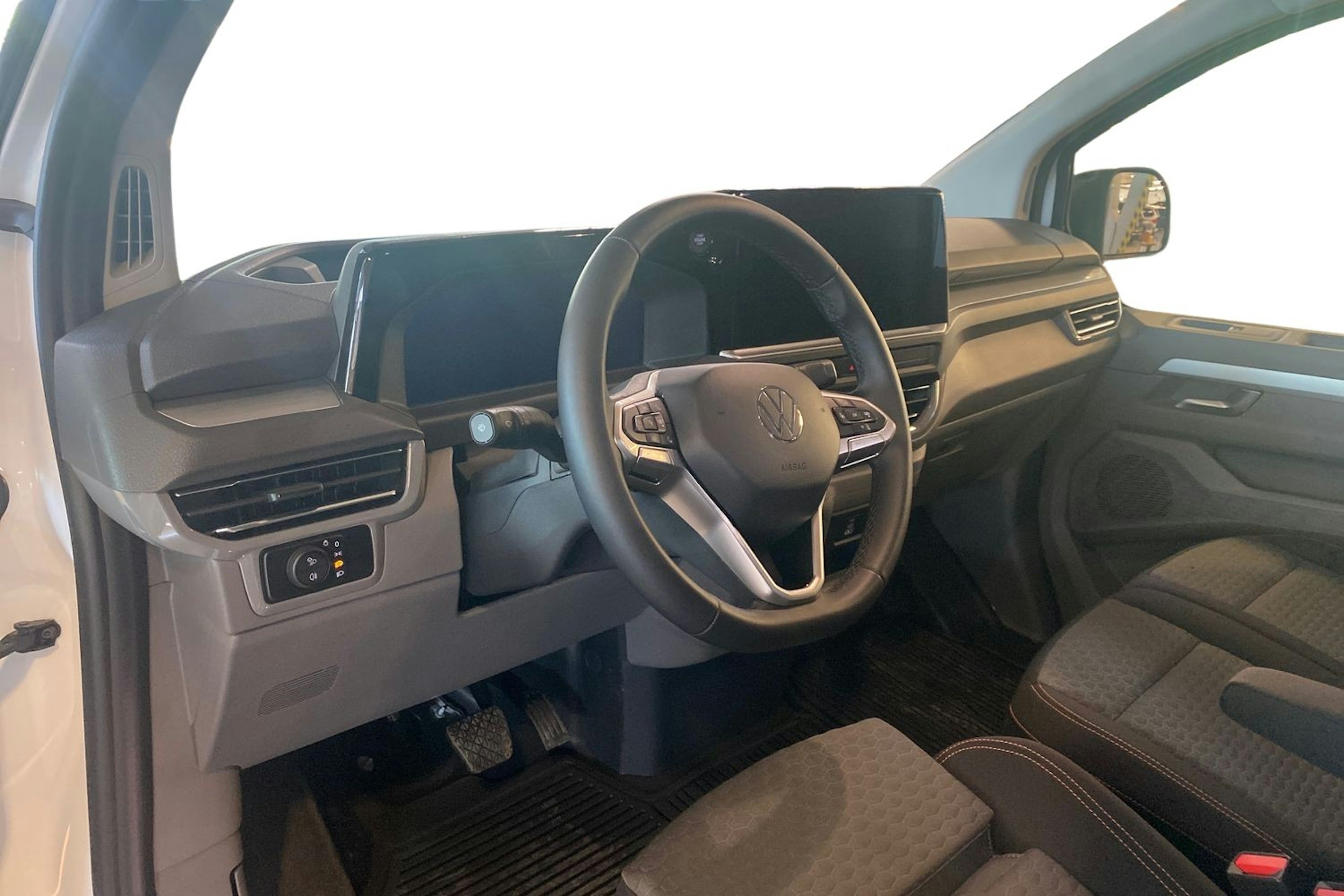 valkoinen Volkswagen Transporter 2025 kuva 8.