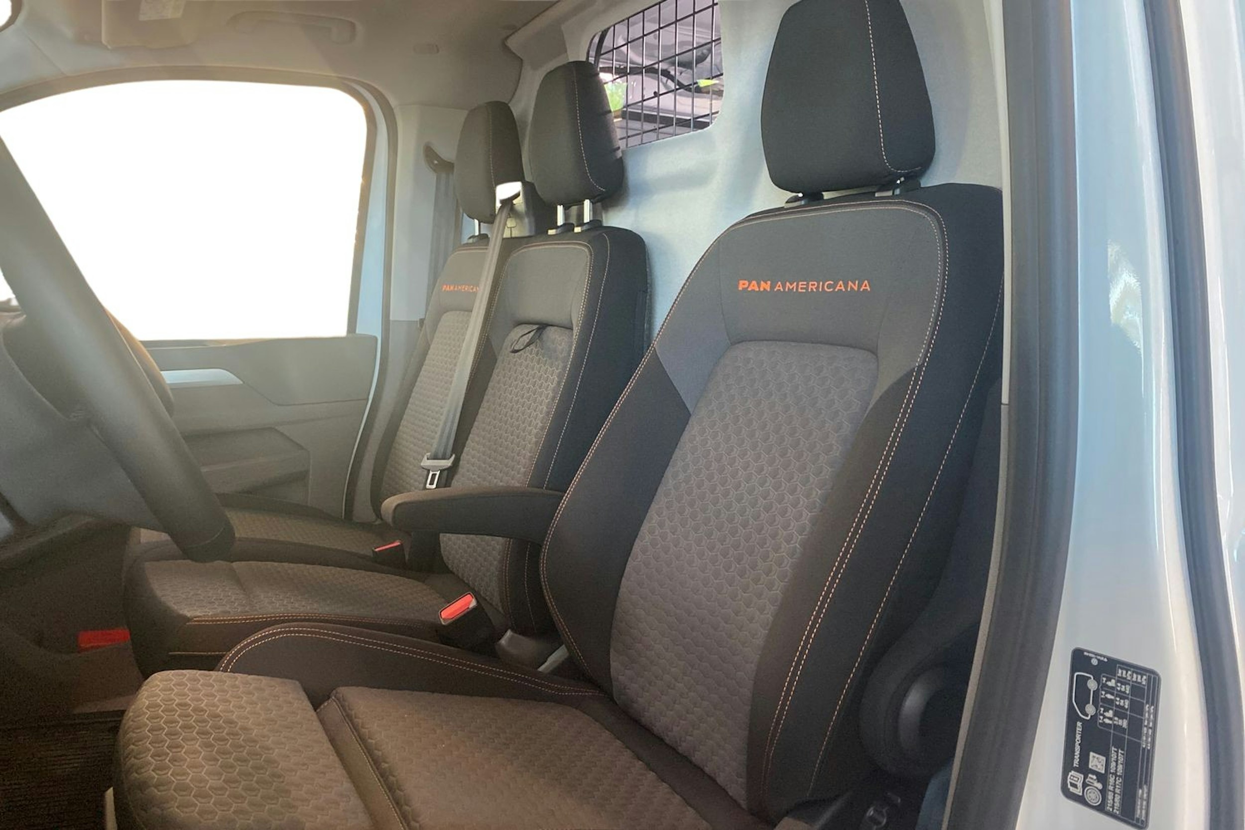 valkoinen Volkswagen Transporter 2025 kuva 10.