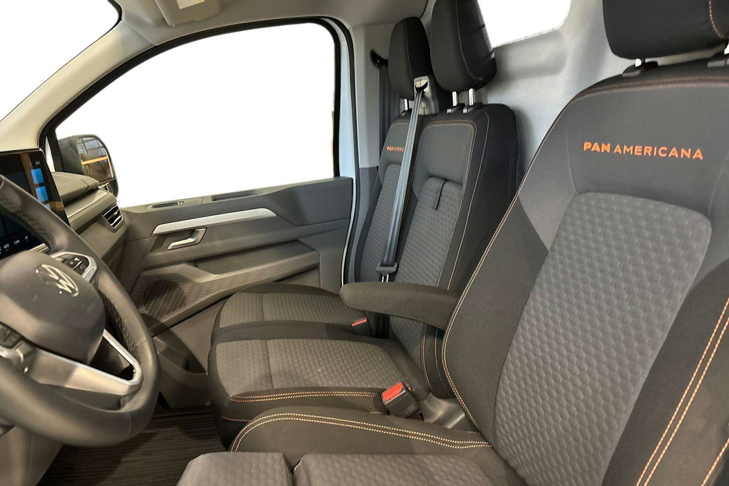 Valkoinen Volkswagen Transporter 2025 kuva 10.