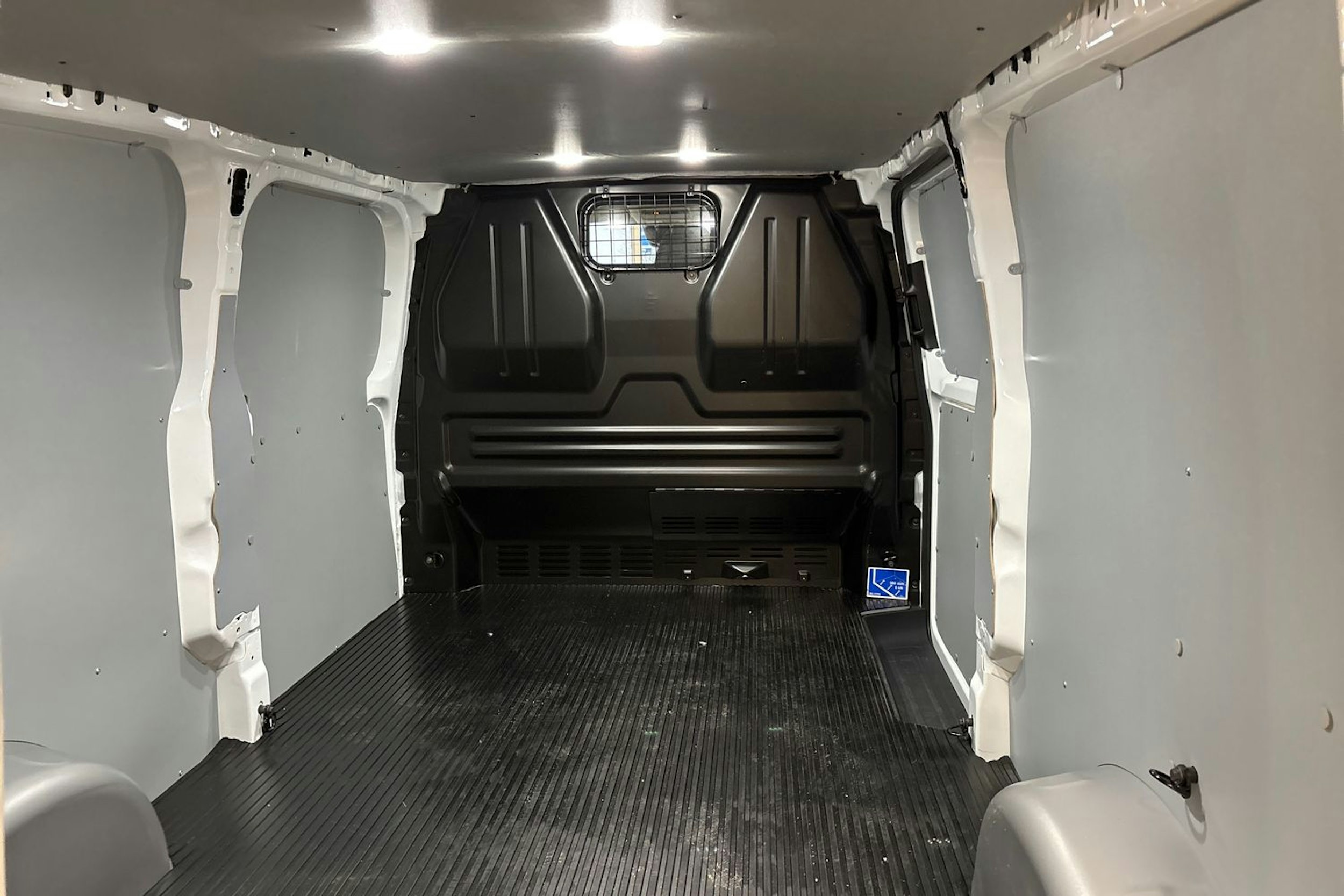 Valkoinen Volkswagen Transporter 2025 kuva 12.