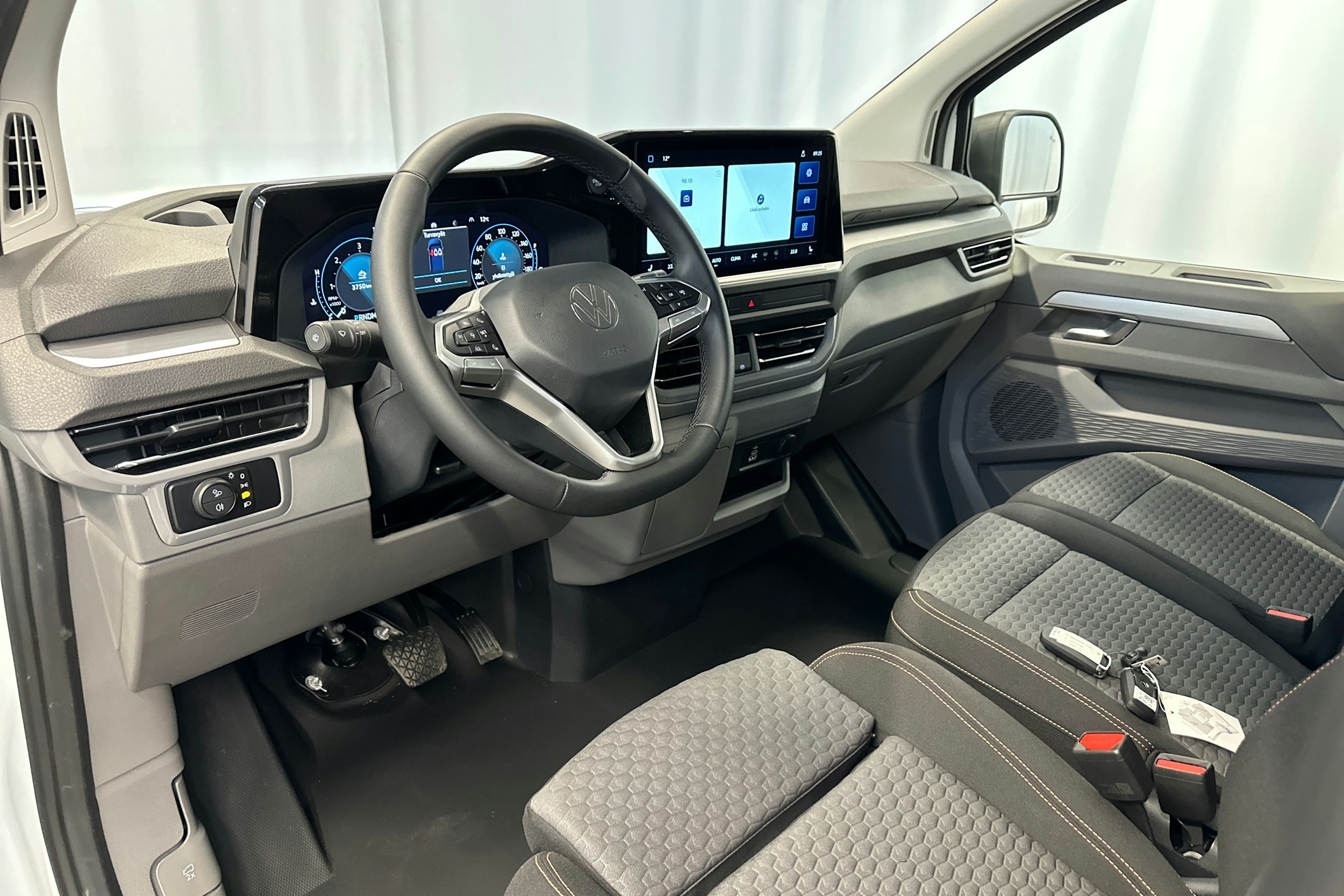 valkoinen Volkswagen Transporter 2025 kuva 6.